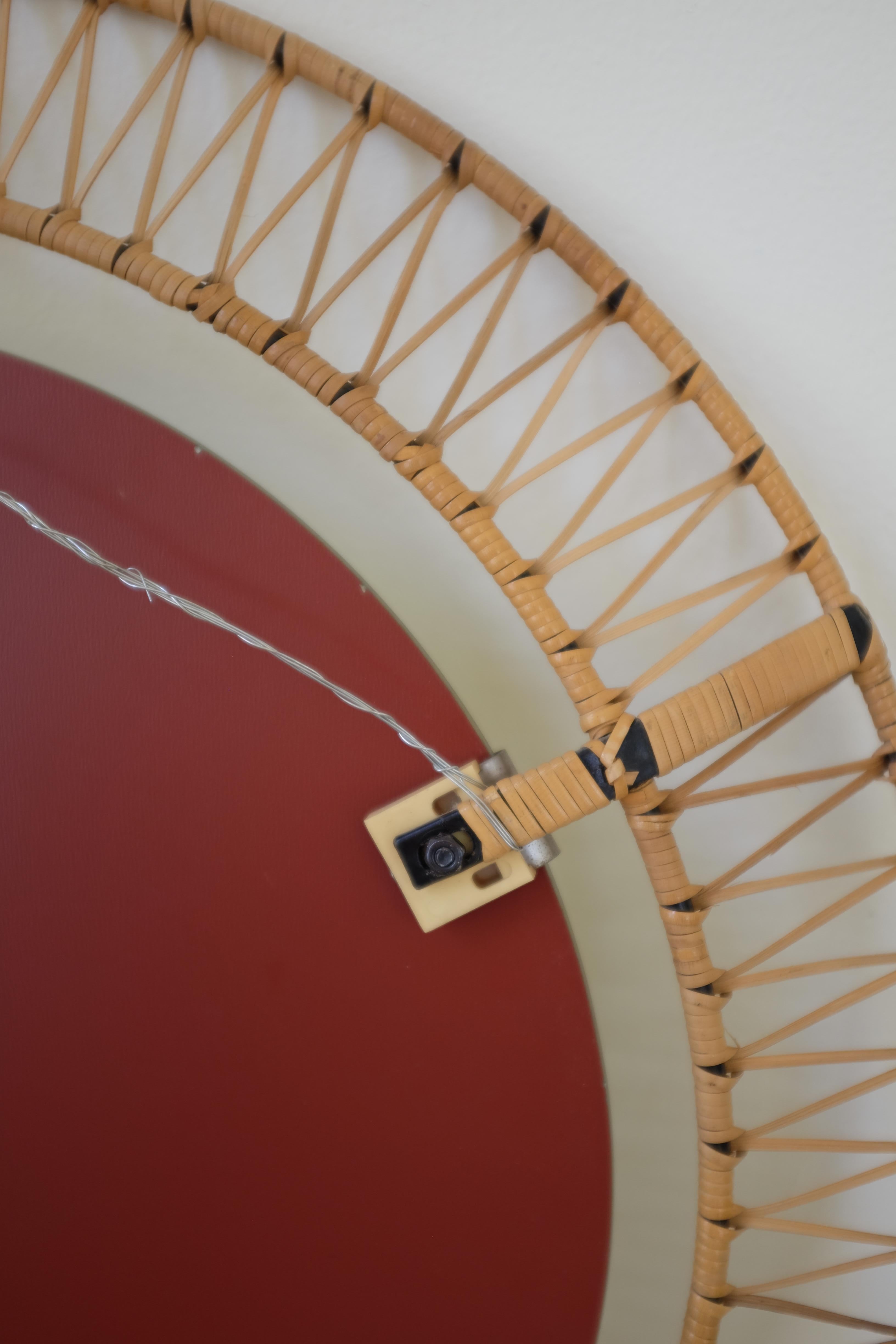 Metà XX secolo Specchio danese di metà secolo in rattan in vendita