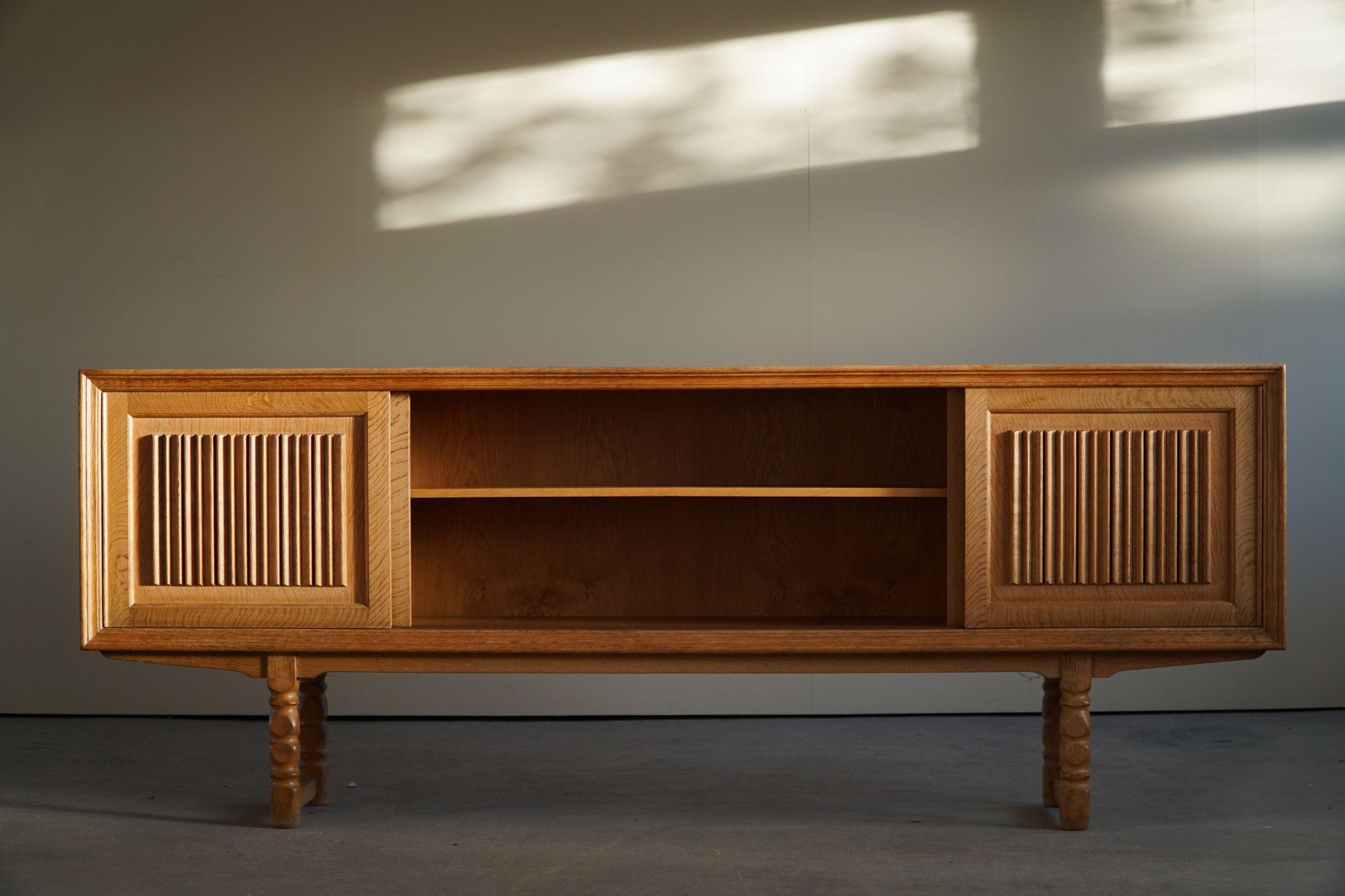 Danish Mid Century Rectangular Brutalist Classic Sideboard, Made in Oak, ca 1950 In Good Condition In Odense, DK