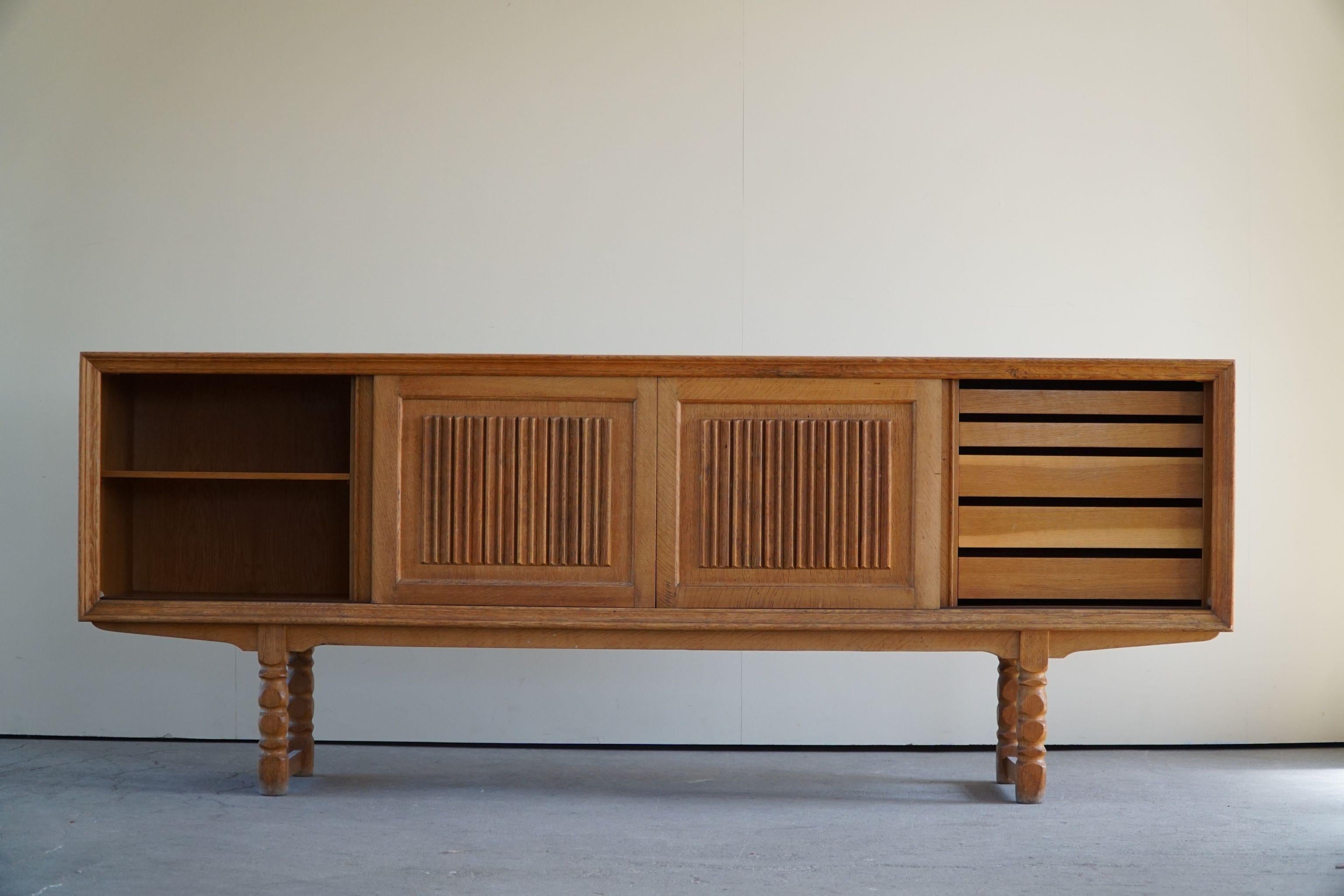 Danish Mid Century Rectangular Brutalist Classic Sideboard, Made in Oak, Ca 1950 In Good Condition In Odense, DK