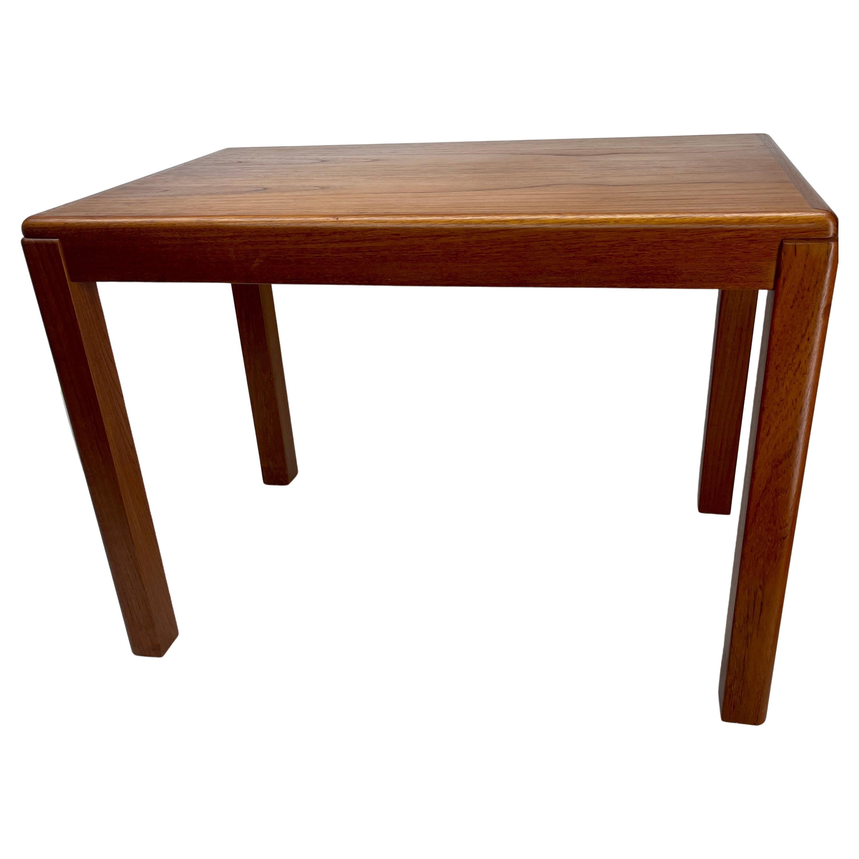 Tavolino rettangolare moderno scandinavo in legno di teak. Prodotto da 