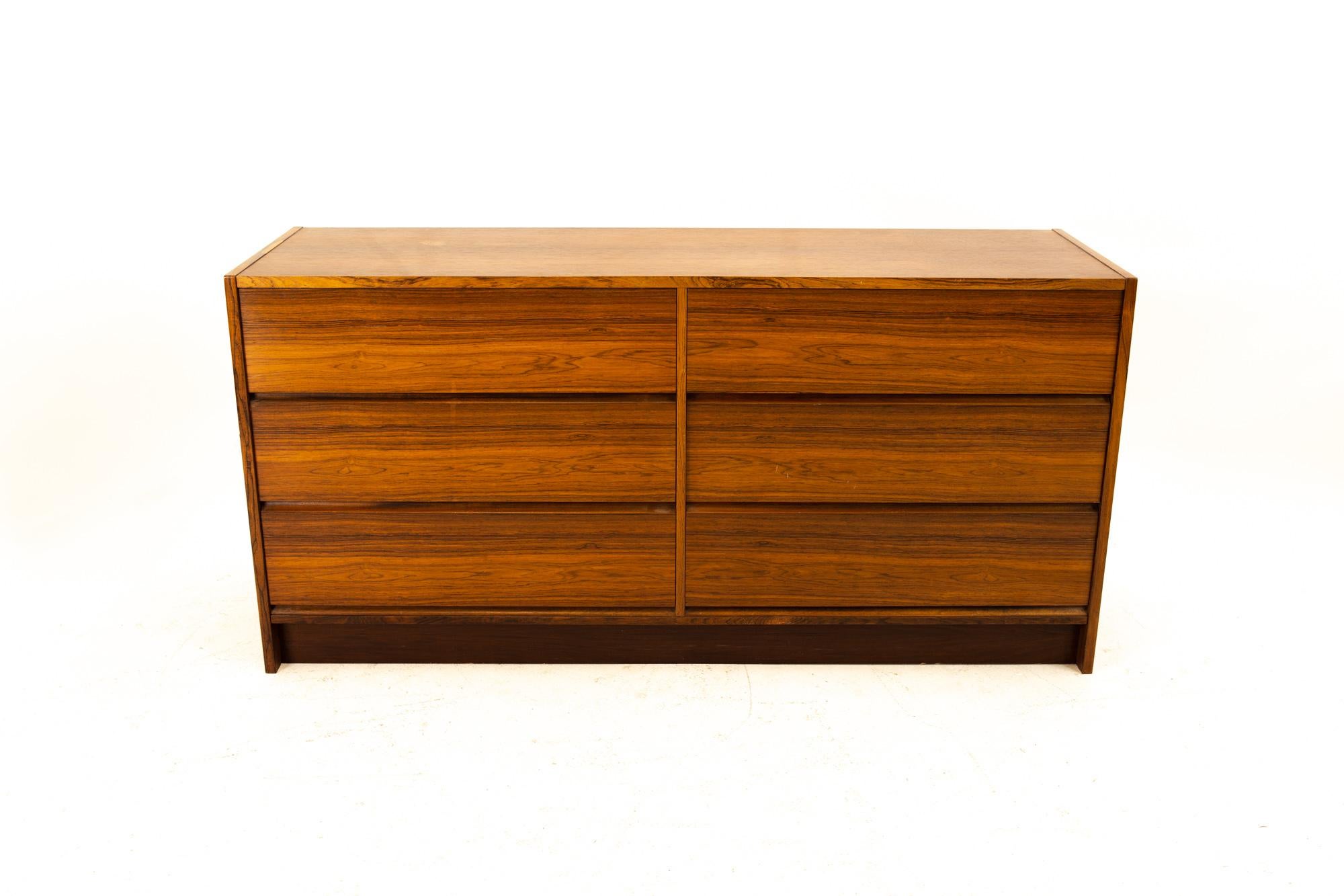 Danish Mid Century Rosewood 6 Drawer Lowboy Dresser In Good Condition In Countryside, IL