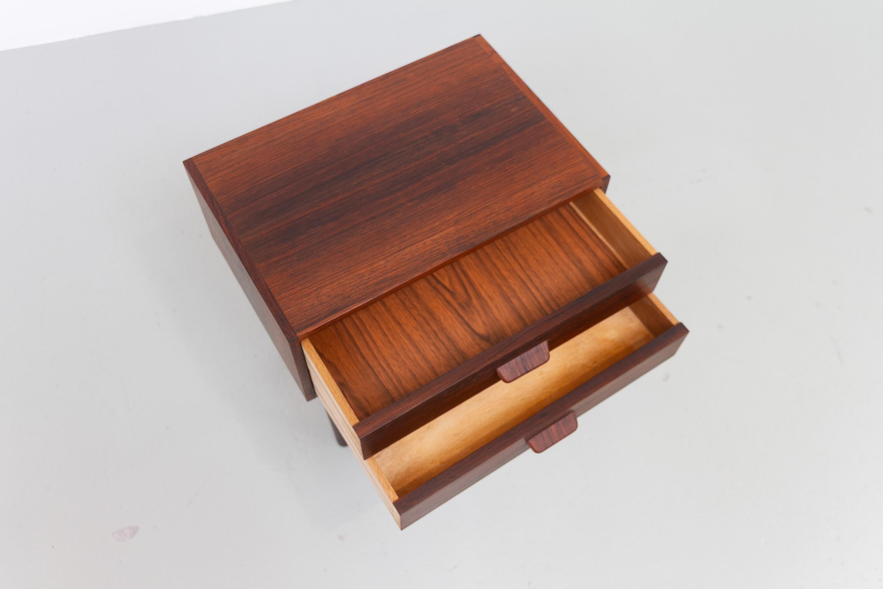 Table de chevet danoise en bois de rose du milieu du siècle, années 1960. en vente 3