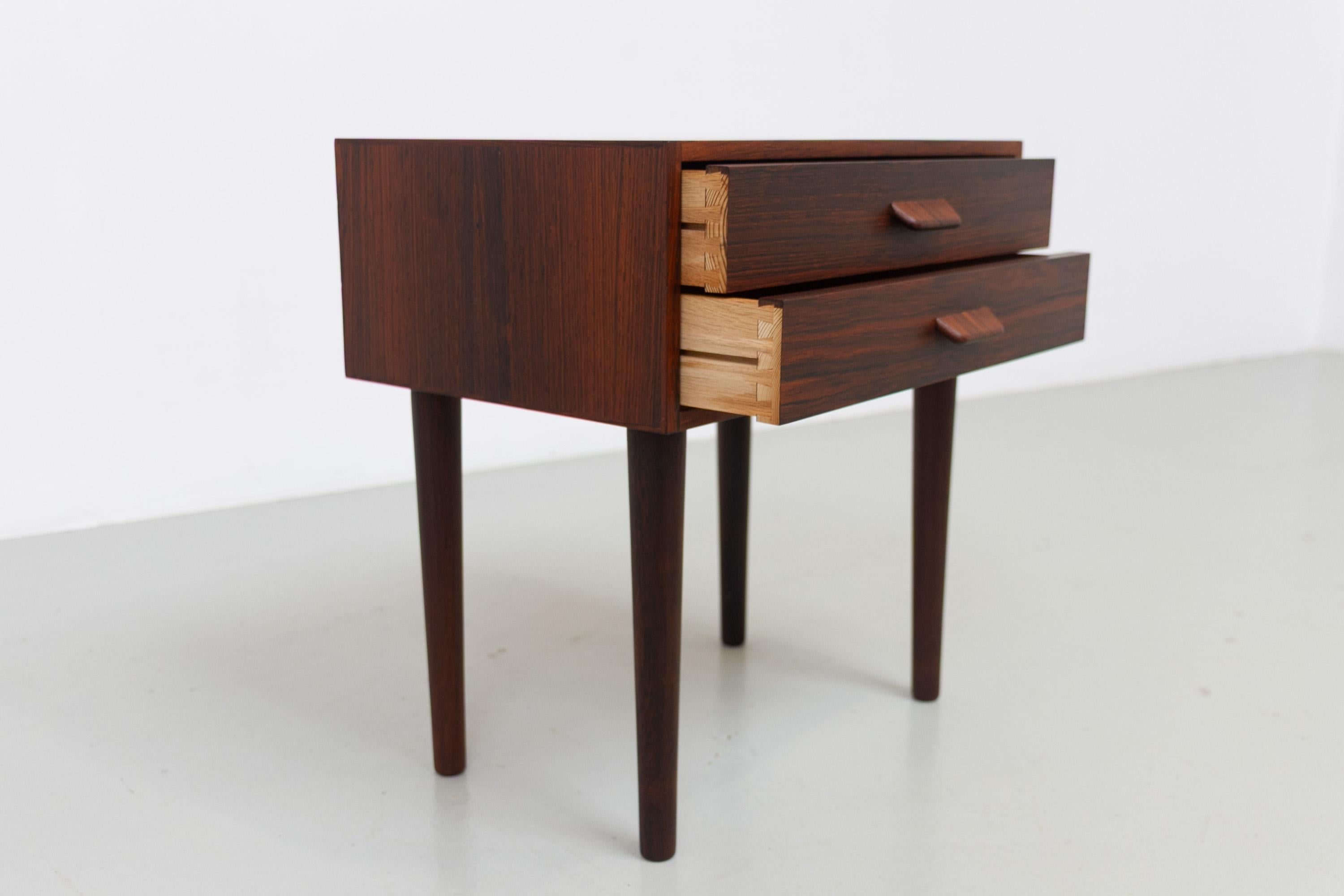 Table de chevet danoise en bois de rose du milieu du siècle, années 1960. en vente 4
