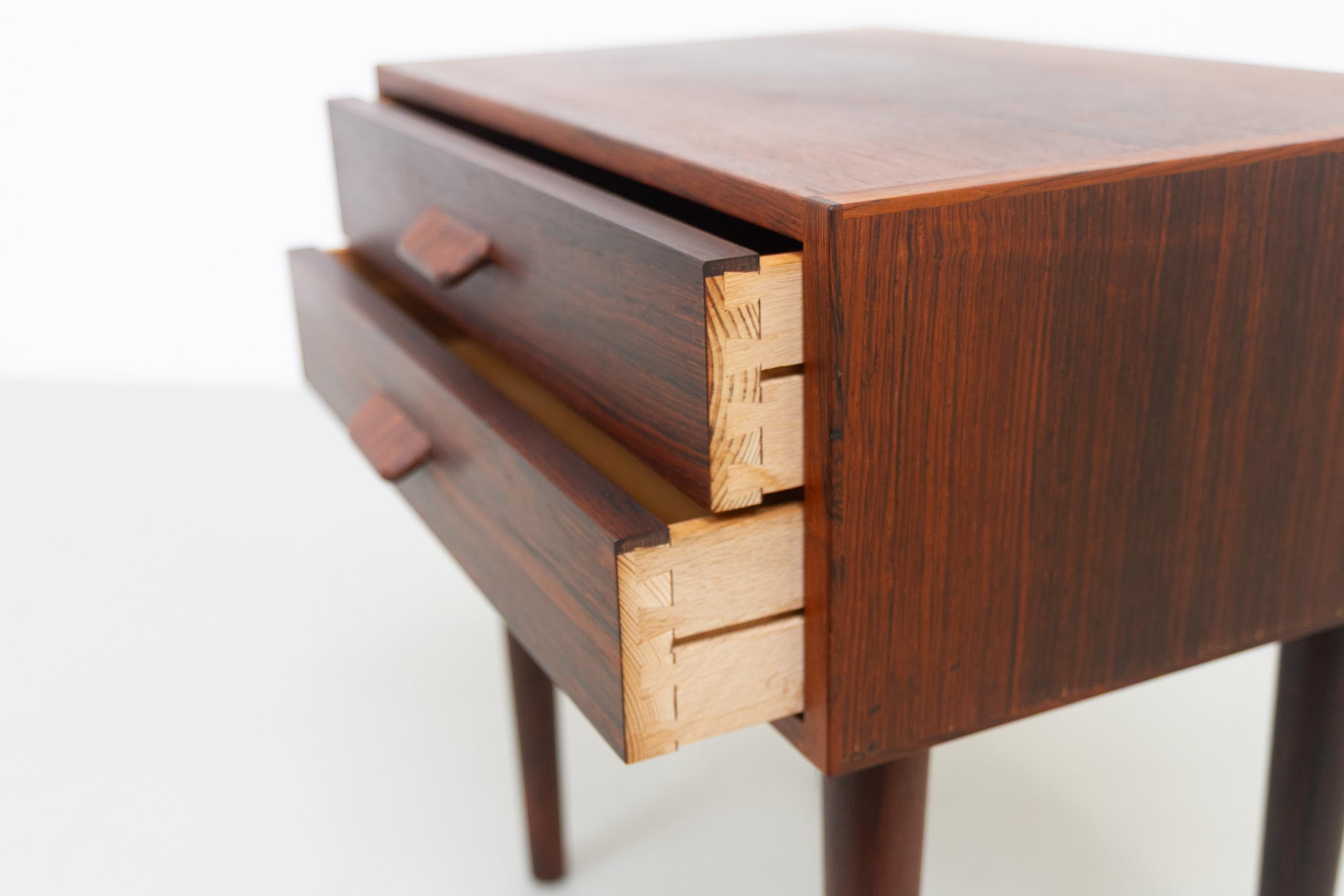 Table de chevet danoise en bois de rose du milieu du siècle, années 1960. en vente 5