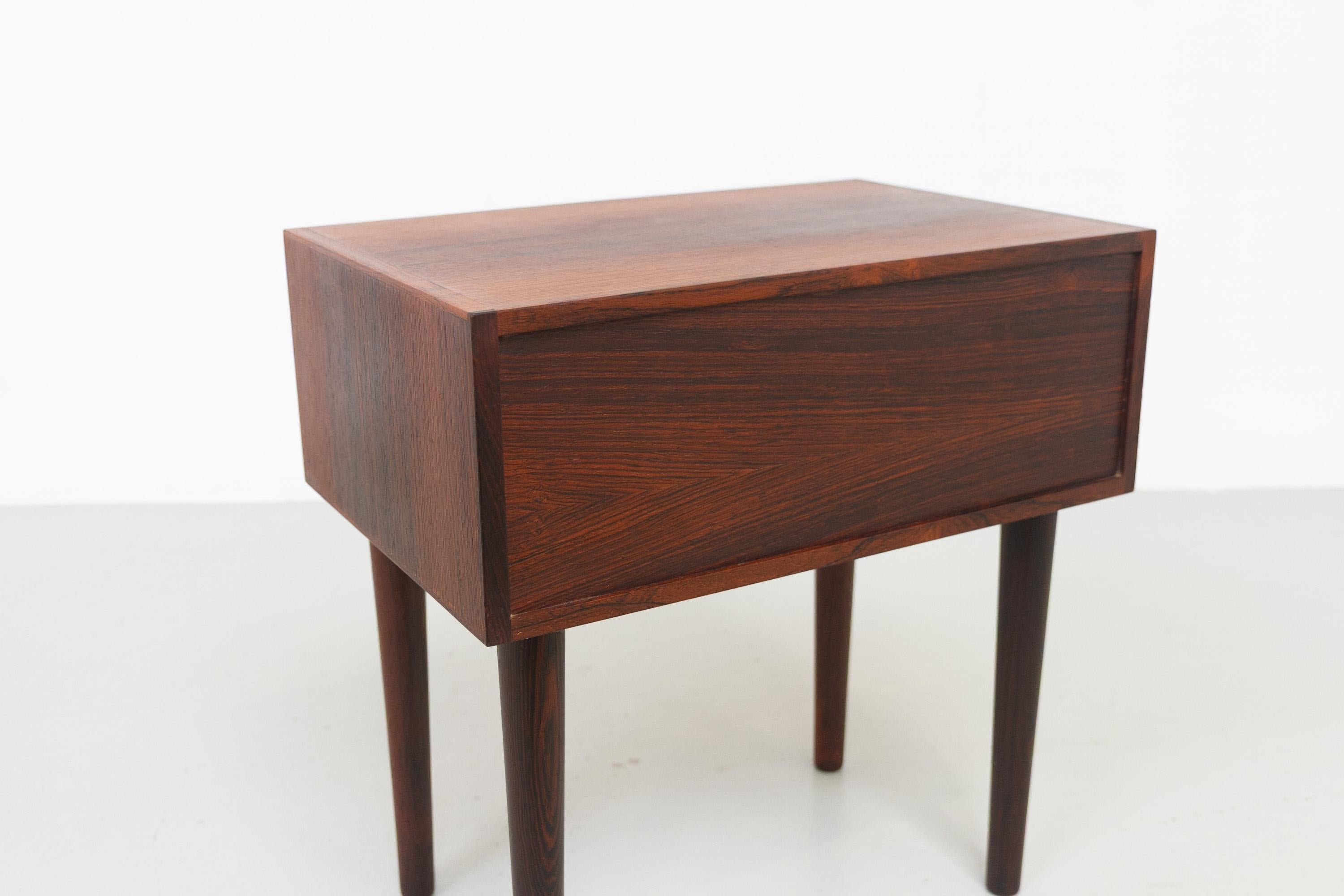 Table de chevet danoise en bois de rose du milieu du siècle, années 1960. en vente 6