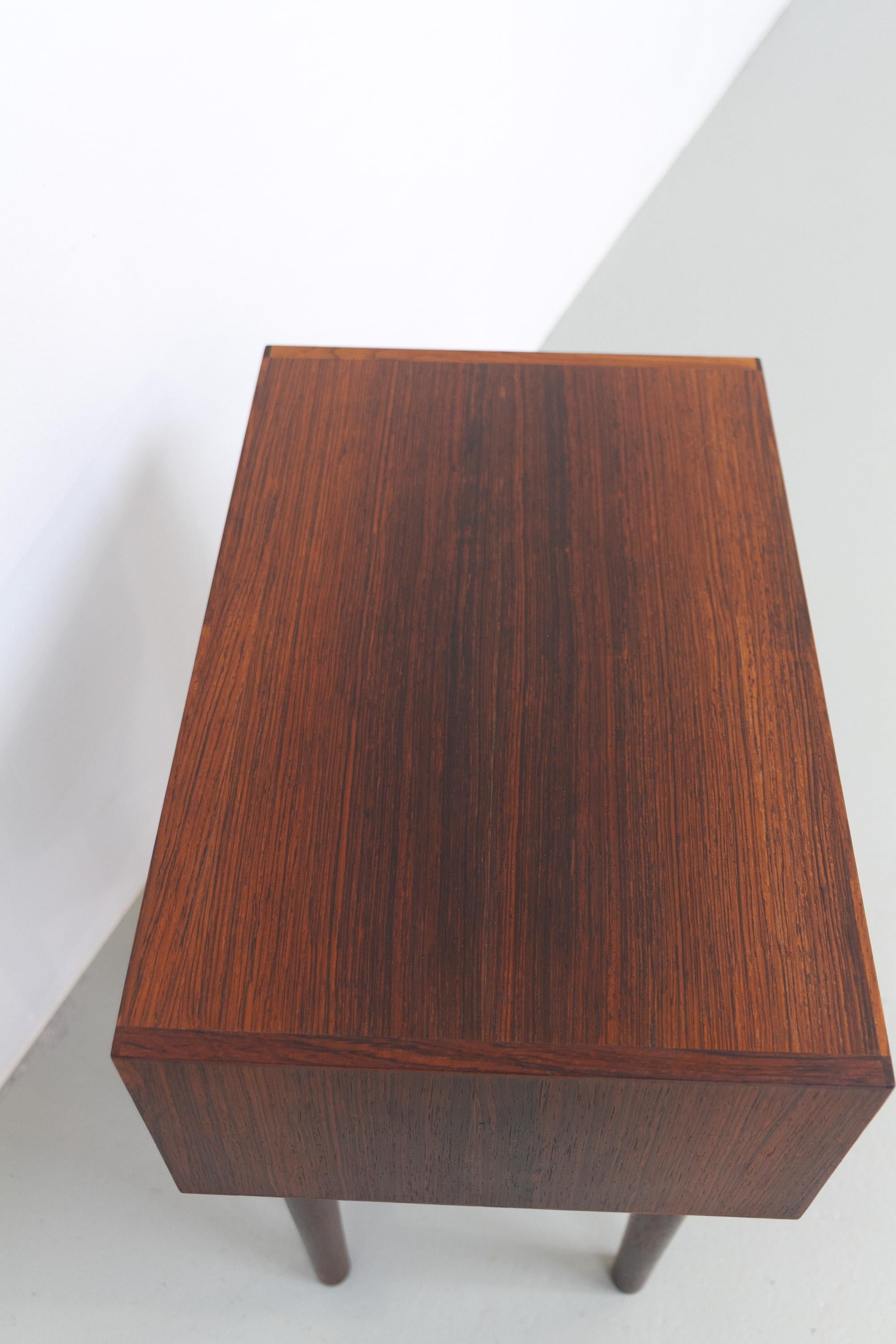 Table de chevet danoise en bois de rose du milieu du siècle, années 1960. en vente 9