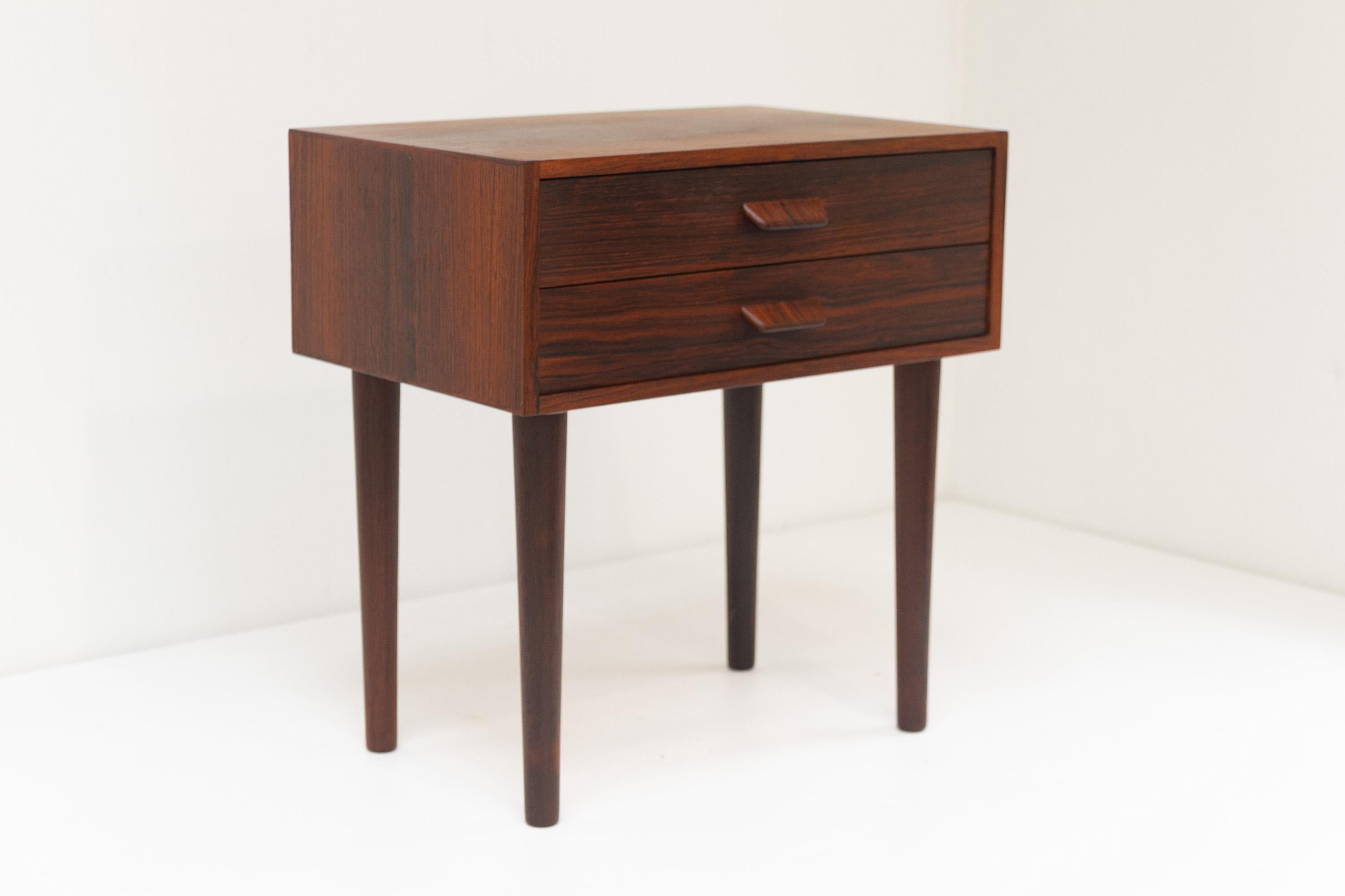 Table de chevet danoise en bois de rose du milieu du siècle, années 1960.

Petite commode à deux tiroirs en bois de rose The Modern Scandinavian Scandinavian Mid-Century Modern. Fabriqué au Danemark dans les années 1960.

Table de nuit de haute