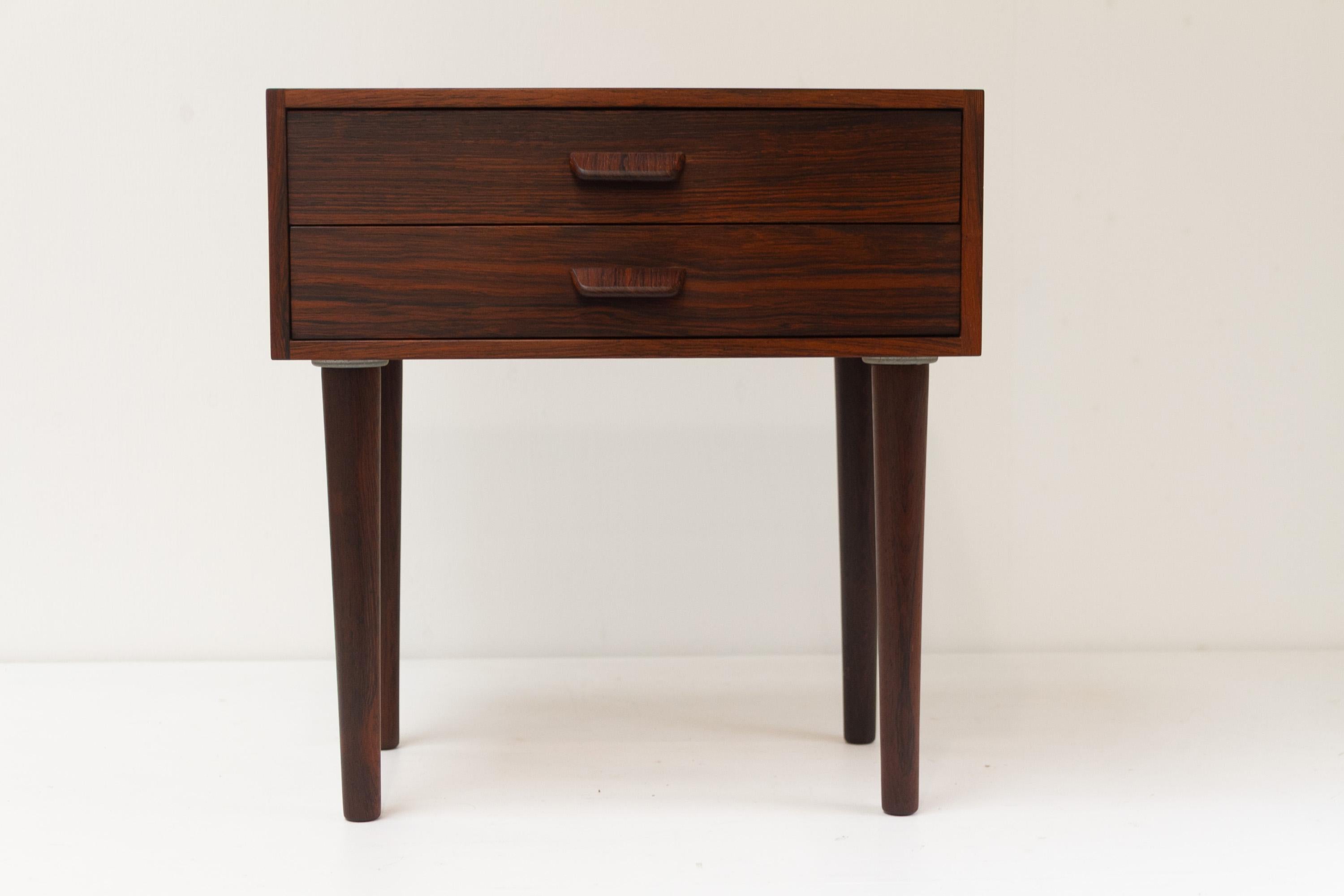Mid-Century Modern Table de chevet danoise en bois de rose du milieu du siècle, années 1960. en vente