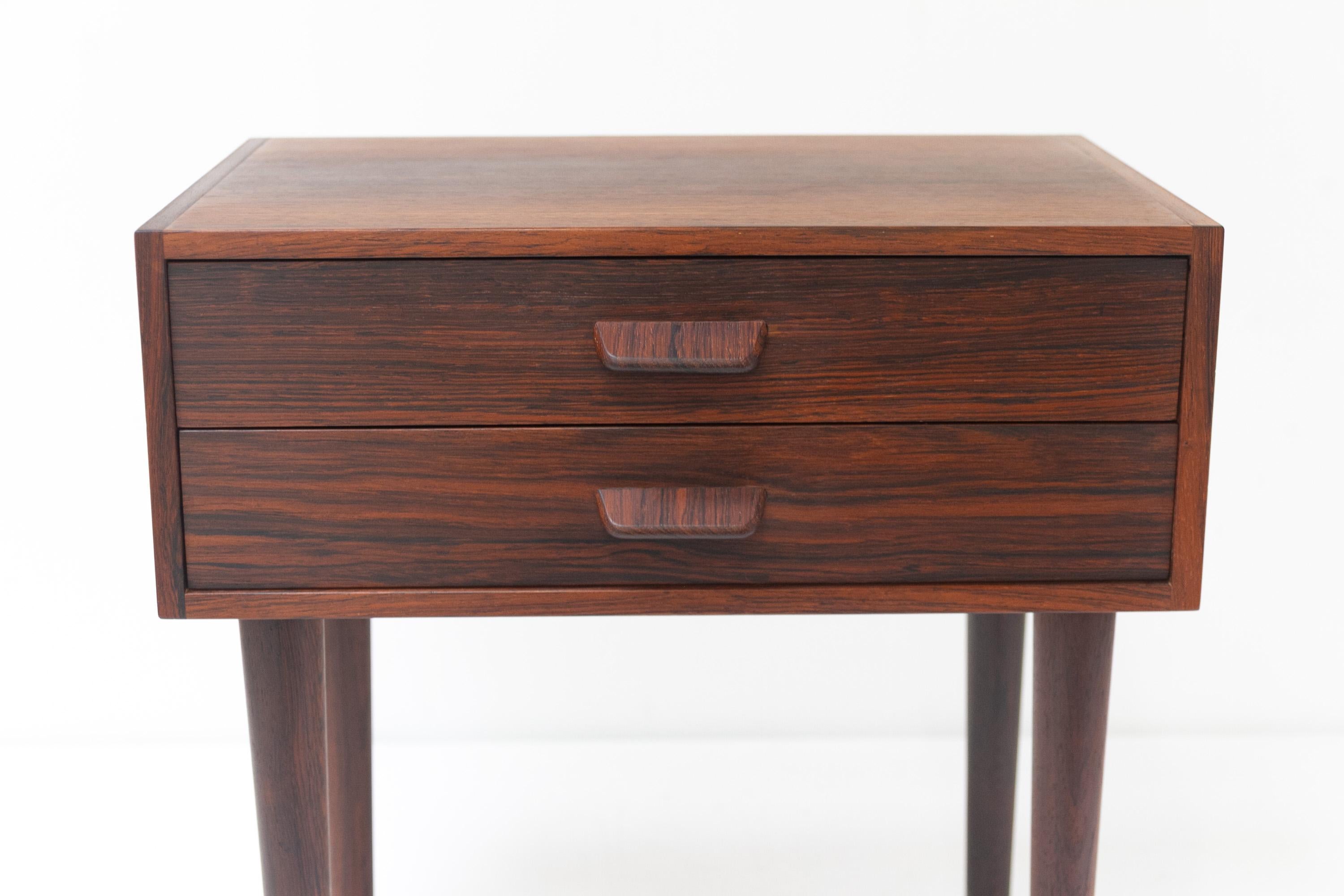 Danois Table de chevet danoise en bois de rose du milieu du siècle, années 1960. en vente