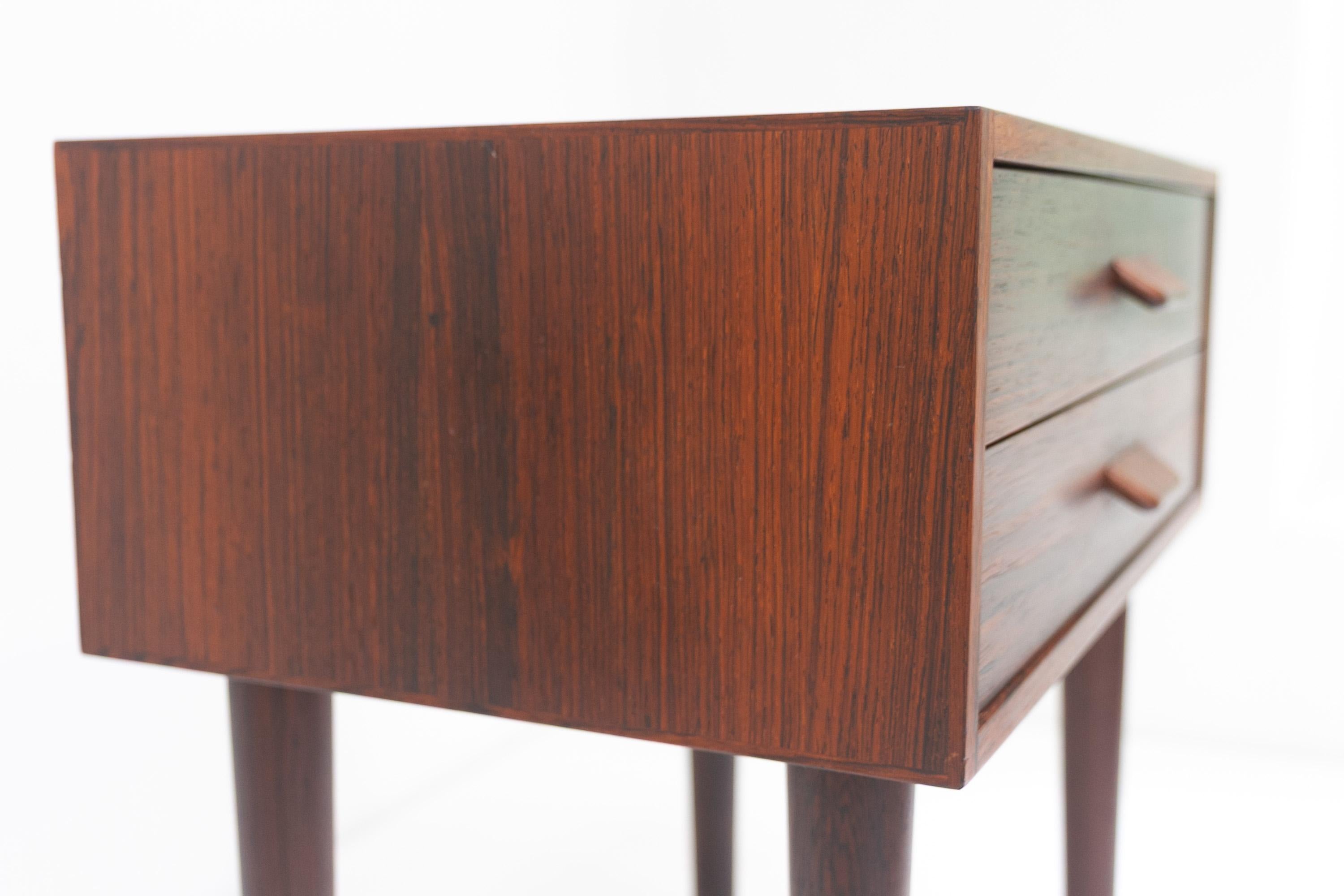 Table de chevet danoise en bois de rose du milieu du siècle, années 1960. Bon état - En vente à Asaa, DK