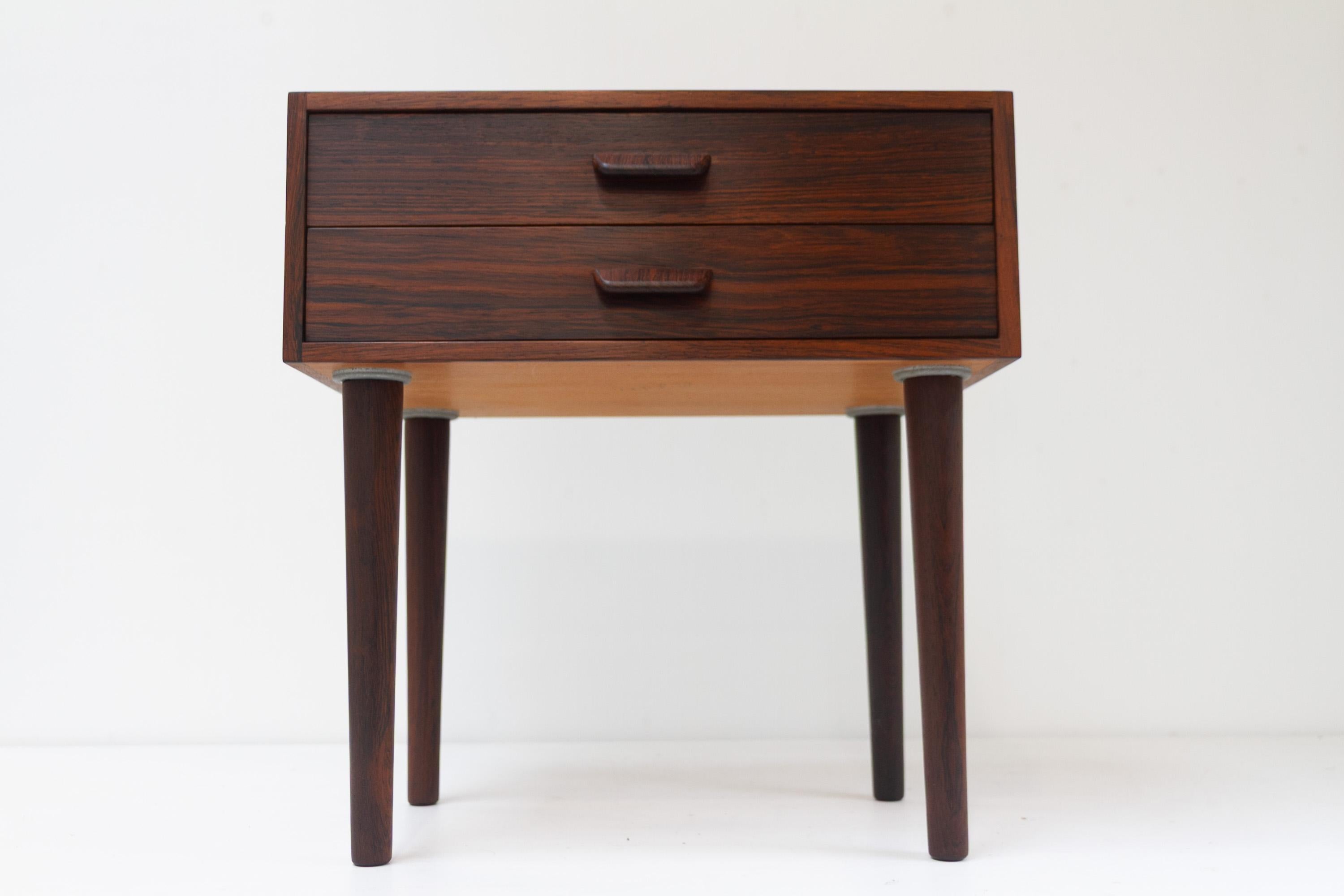 Milieu du XXe siècle Table de chevet danoise en bois de rose du milieu du siècle, années 1960. en vente