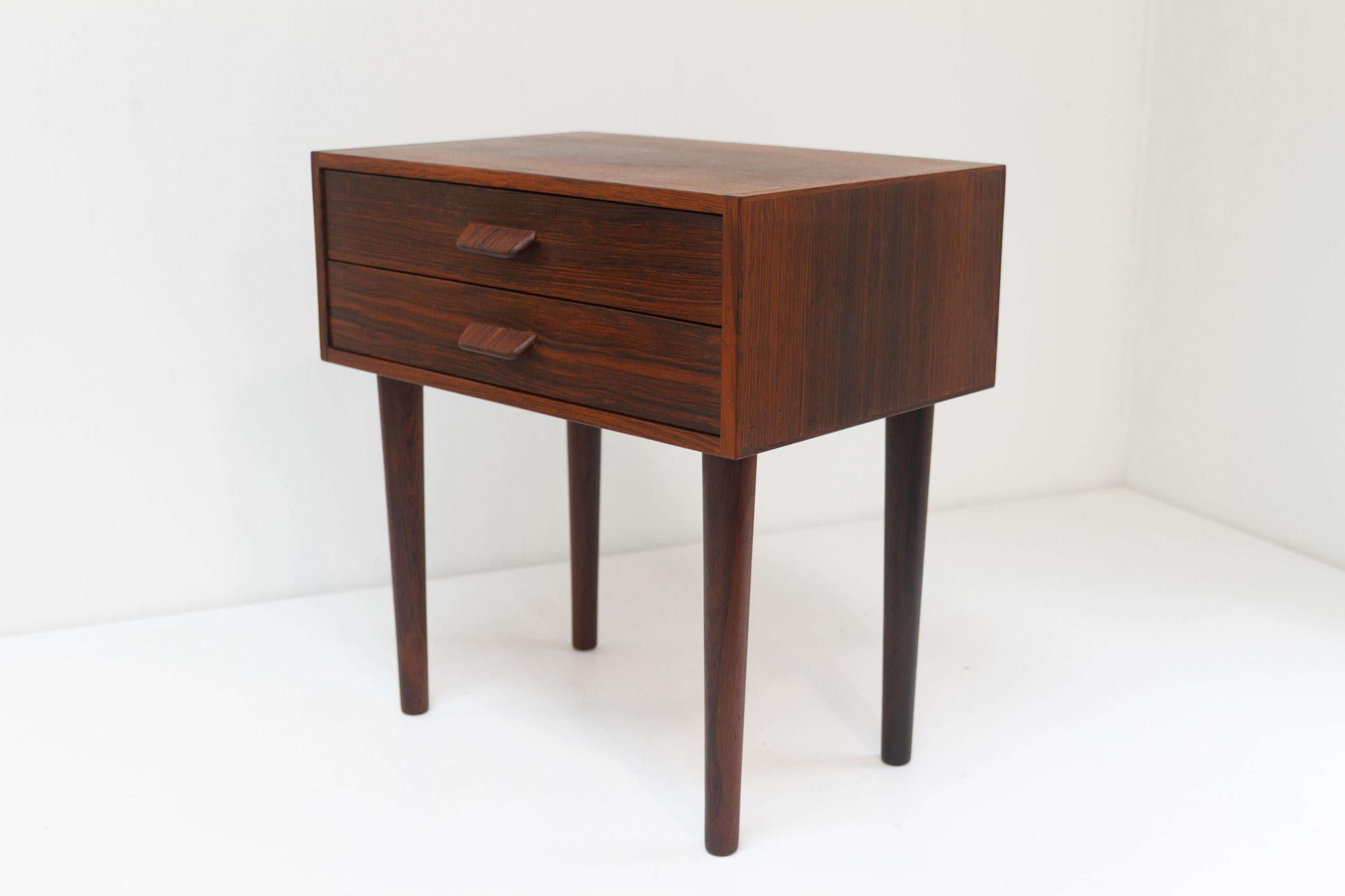 Table de chevet danoise en bois de rose du milieu du siècle, années 1960. en vente 1