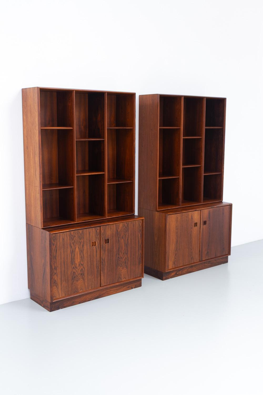 Libreria danese di metà secolo in palissandro, anni '60.

Un grande sistema di scaffalature scandinave di metà secolo in legno di palissandro/palissandro. Realizzato da un ebanista negli anni '60 in Danimarca.

Libreria a due vani ben costruita e di