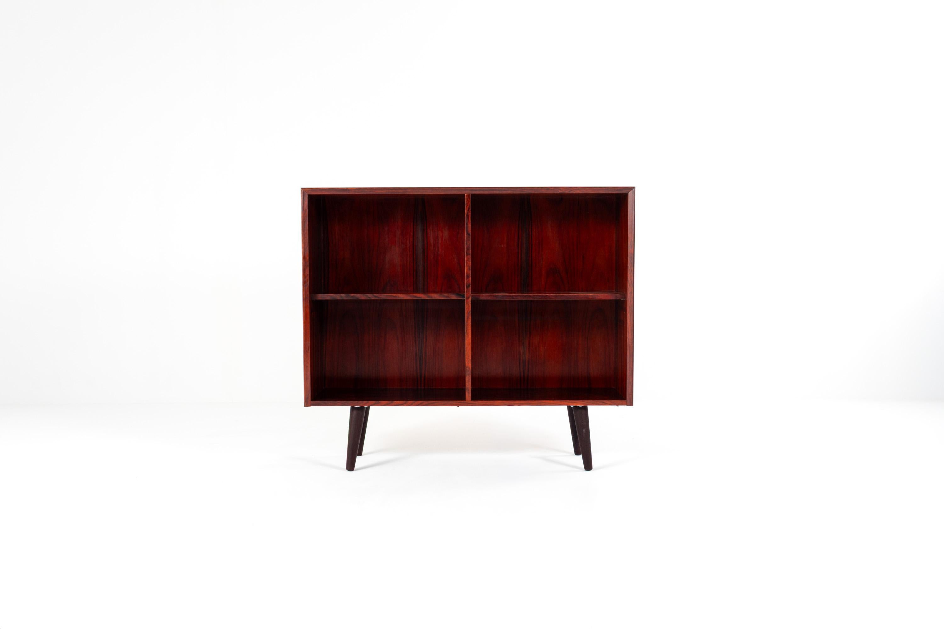 Elégante bibliothèque ouverte danoise du milieu du siècle, fabriquée en bois de rose richement grainé, datant des années 1960. Ce meuble aux lignes épurées comporte quatre compartiments spacieux, idéaux pour ranger des livres, des céramiques ou des