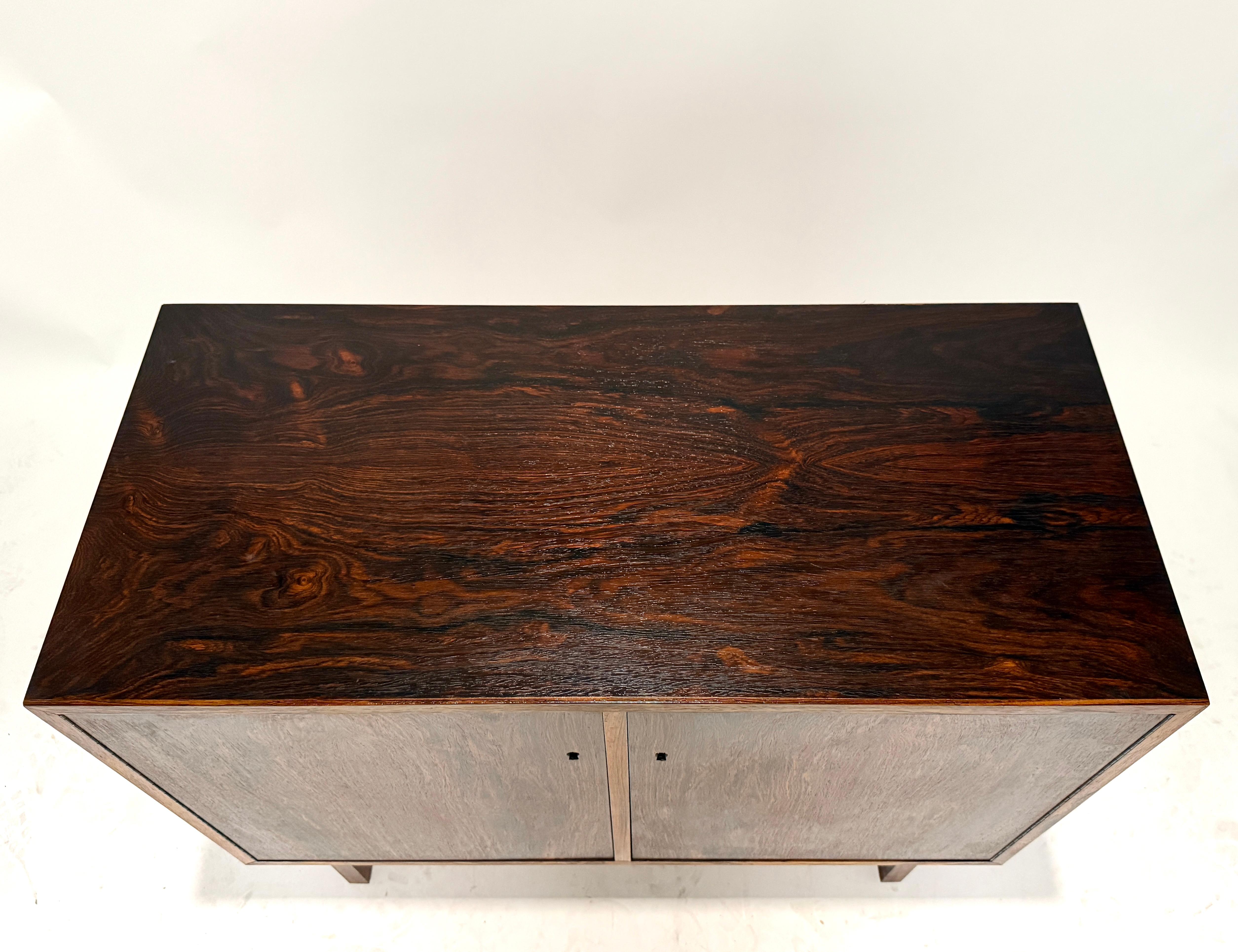 Mid-Century moderno Armadio danese in palissandro del metà secolo di Riis Antonsen in vendita