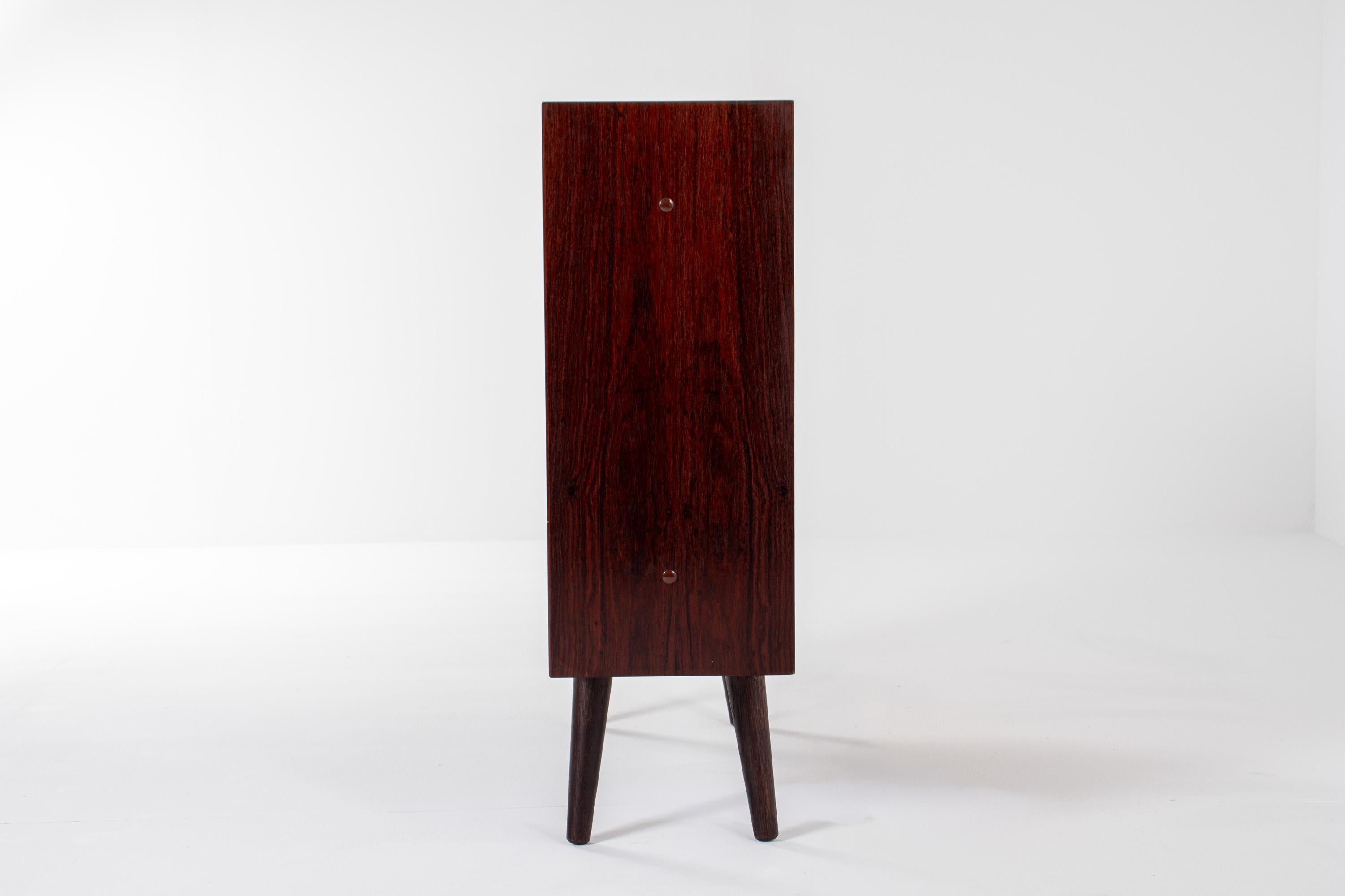 Armoire danoise du milieu du siècle en palissandre avec portes coulissantes en verre strié, années 1960 Bon état - En vente à BERKEL EN RODENRIJS, NL