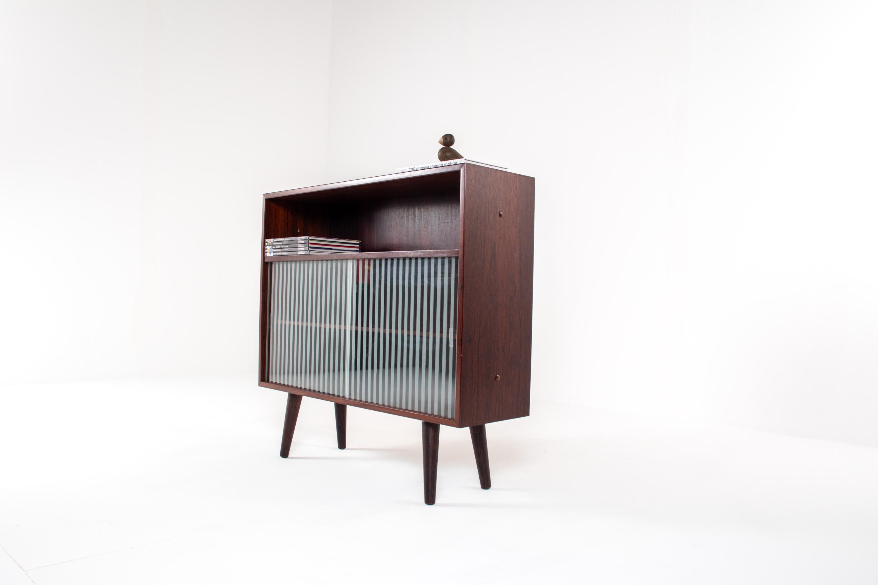 Milieu du XXe siècle Armoire danoise du milieu du siècle en palissandre avec portes coulissantes en verre strié, années 1960 en vente