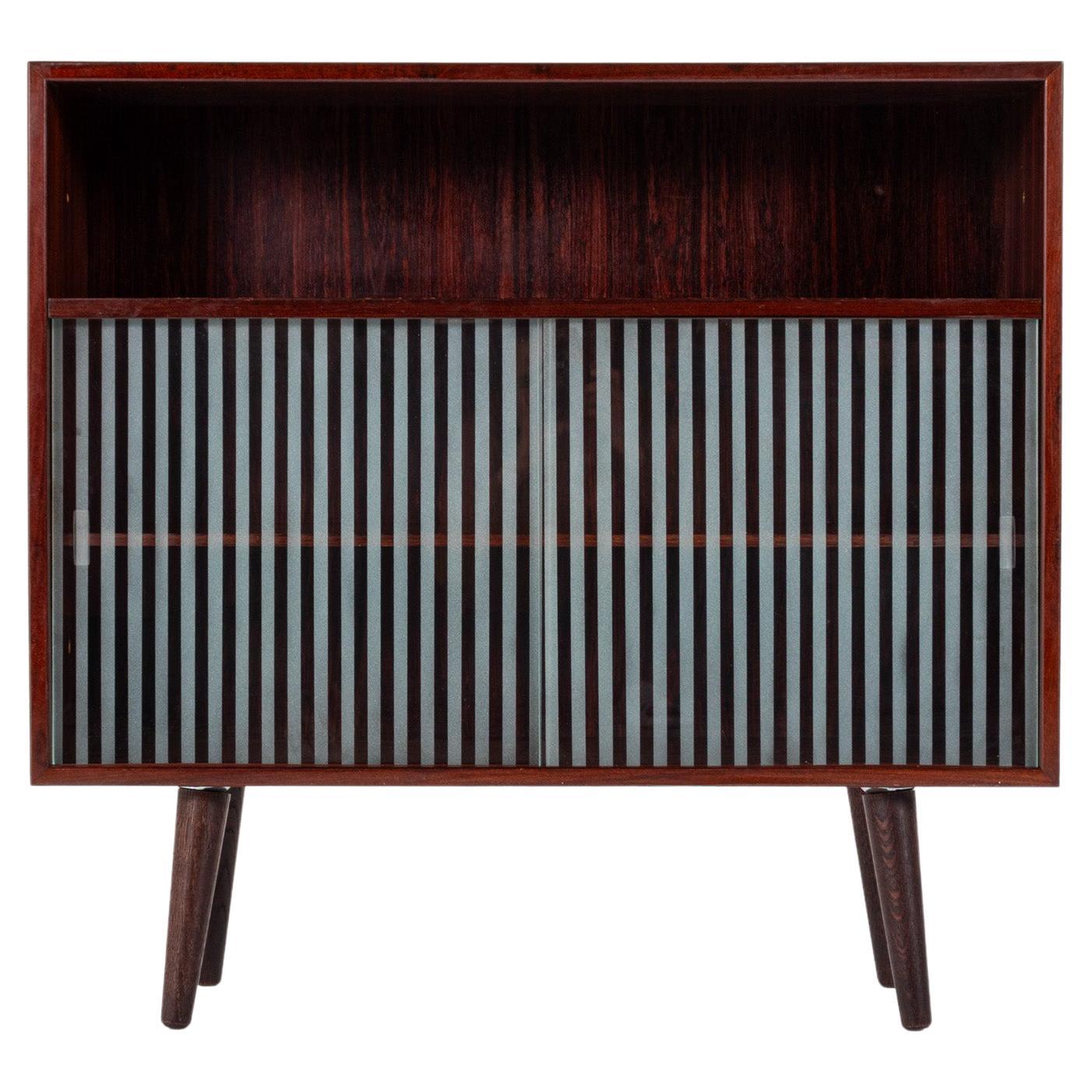 Armoire danoise du milieu du siècle en palissandre avec portes coulissantes en verre strié, années 1960 en vente