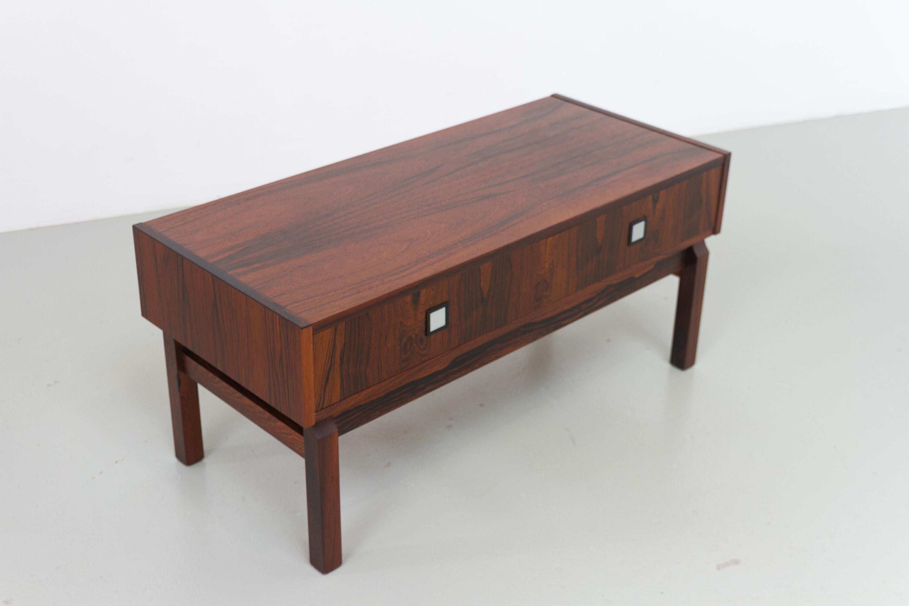 Commode danoise en palissandre du milieu du siècle, années 1960.

Merveilleuse commode scandinave minimaliste basse à deux tiroirs. Conçue et fabriquée au Danemark dans les années 1960.

Placage de palissandre et de bois de rose assortis. Pieds en