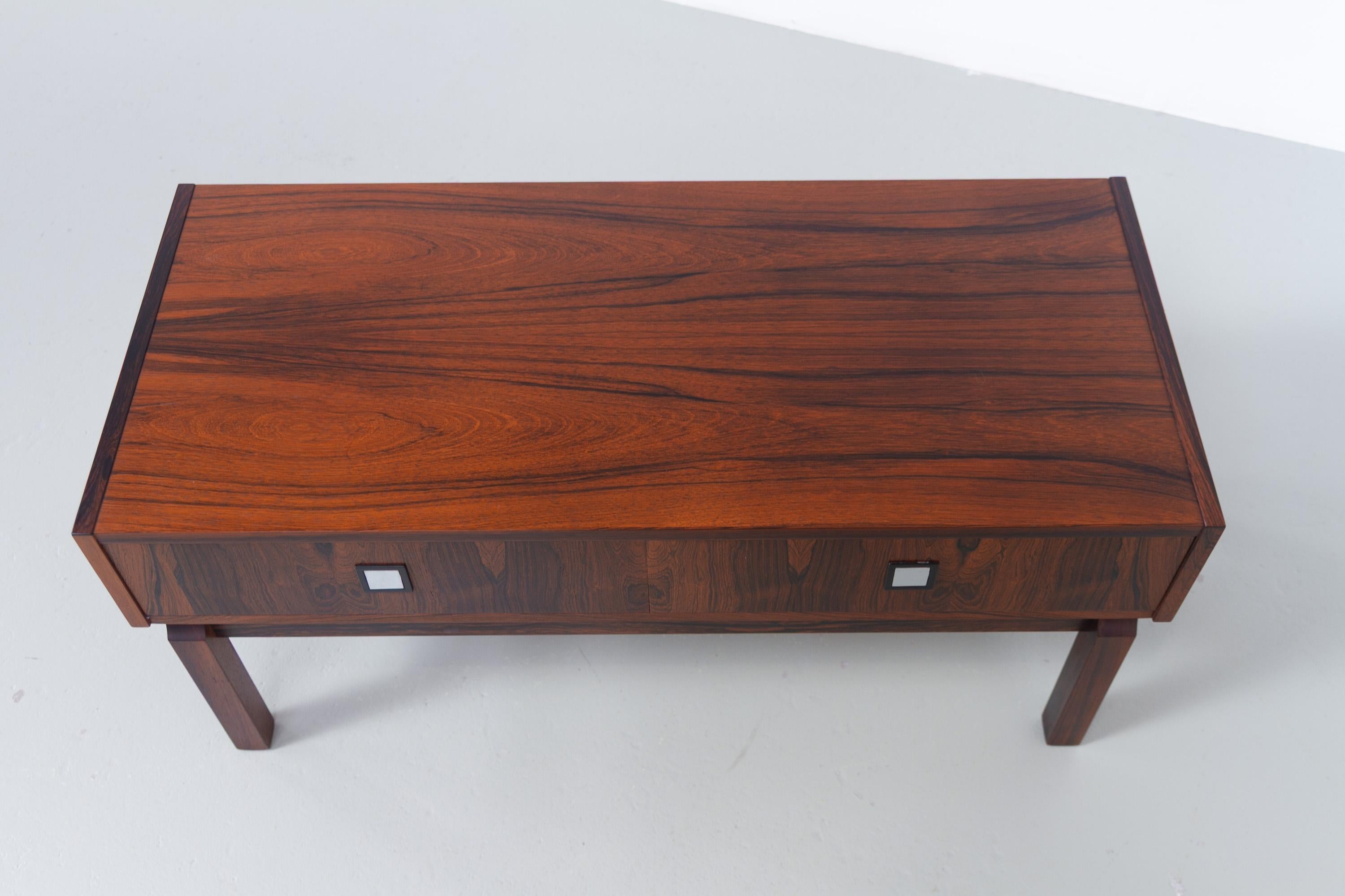 Danois Commode danoise en palissandre du milieu du siècle, années 1960. en vente