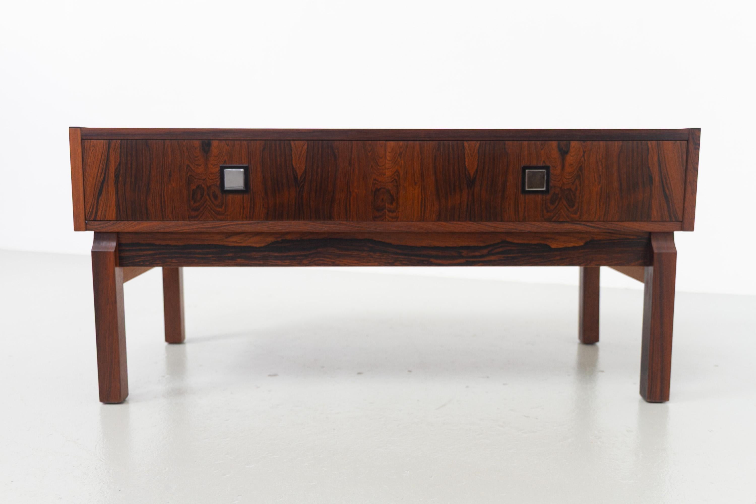 Commode danoise en palissandre du milieu du siècle, années 1960. Bon état - En vente à Asaa, DK