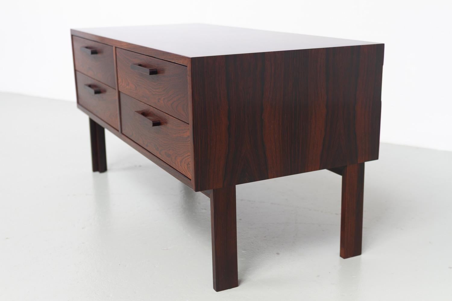 Commode en palissandre danoise du milieu du siècle par Kai Kristiansen pour FM, années 1960. en vente 3