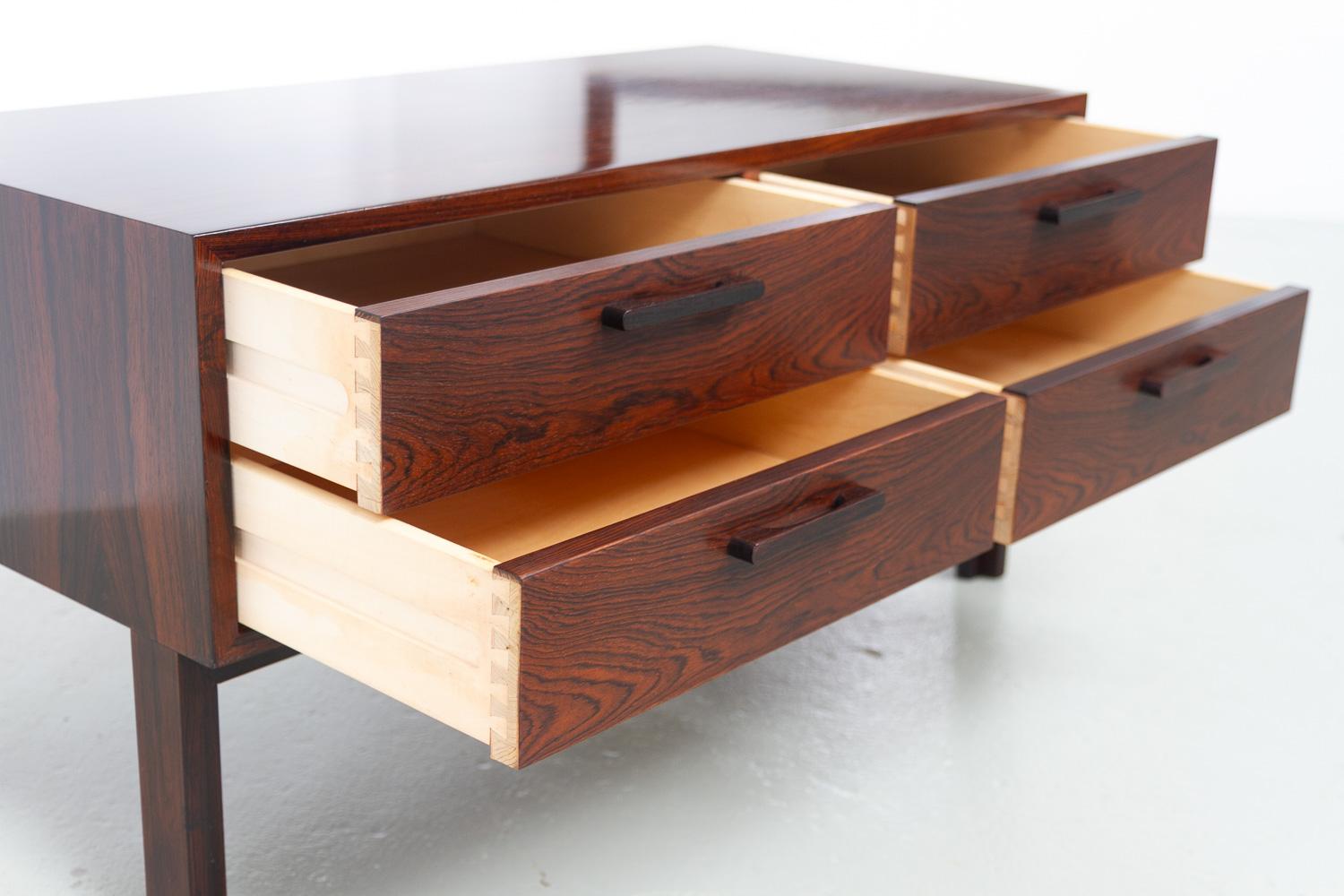 Commode en palissandre danoise du milieu du siècle par Kai Kristiansen pour FM, années 1960. en vente 9