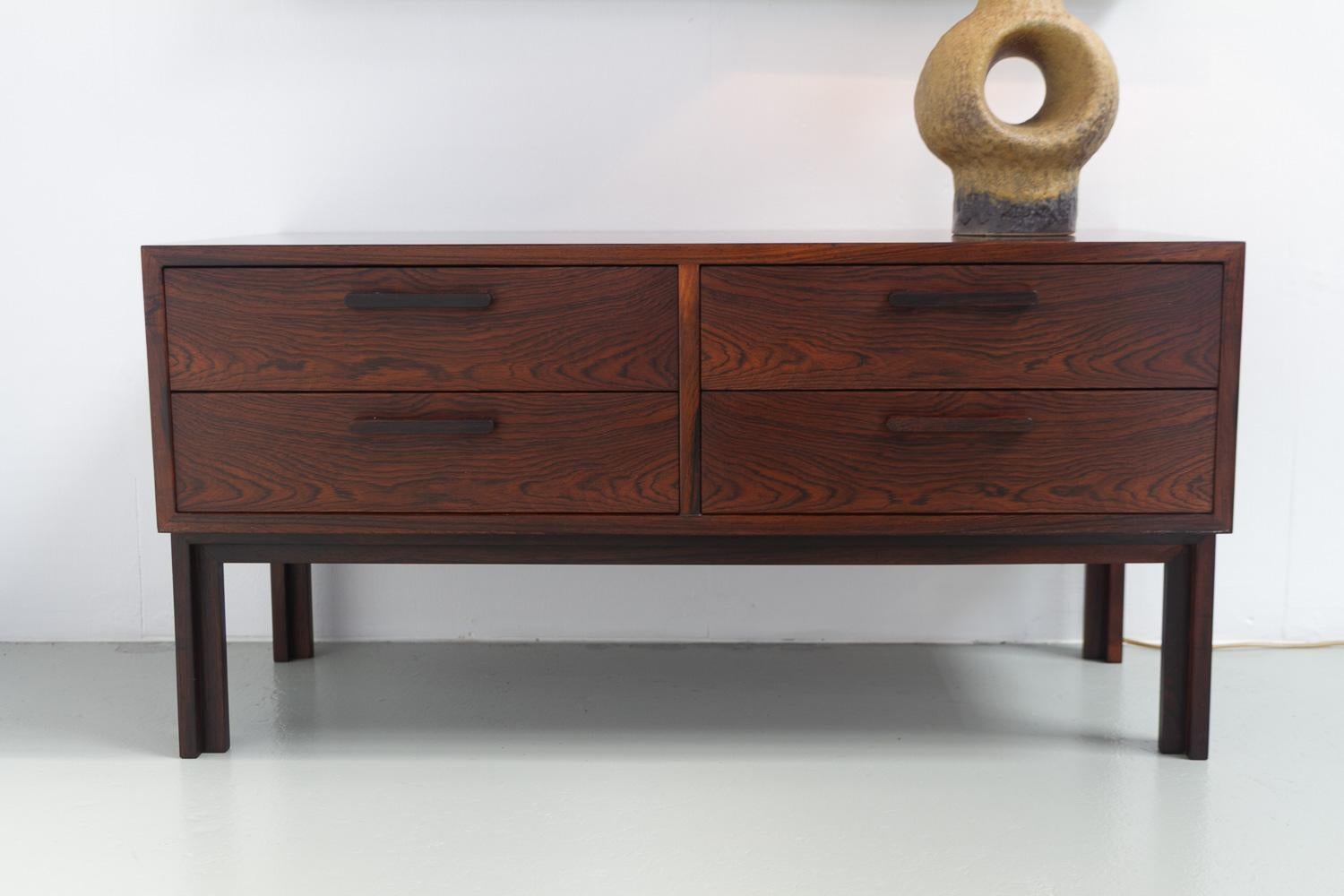 Danois Commode en palissandre danoise du milieu du siècle par Kai Kristiansen pour FM, années 1960. en vente