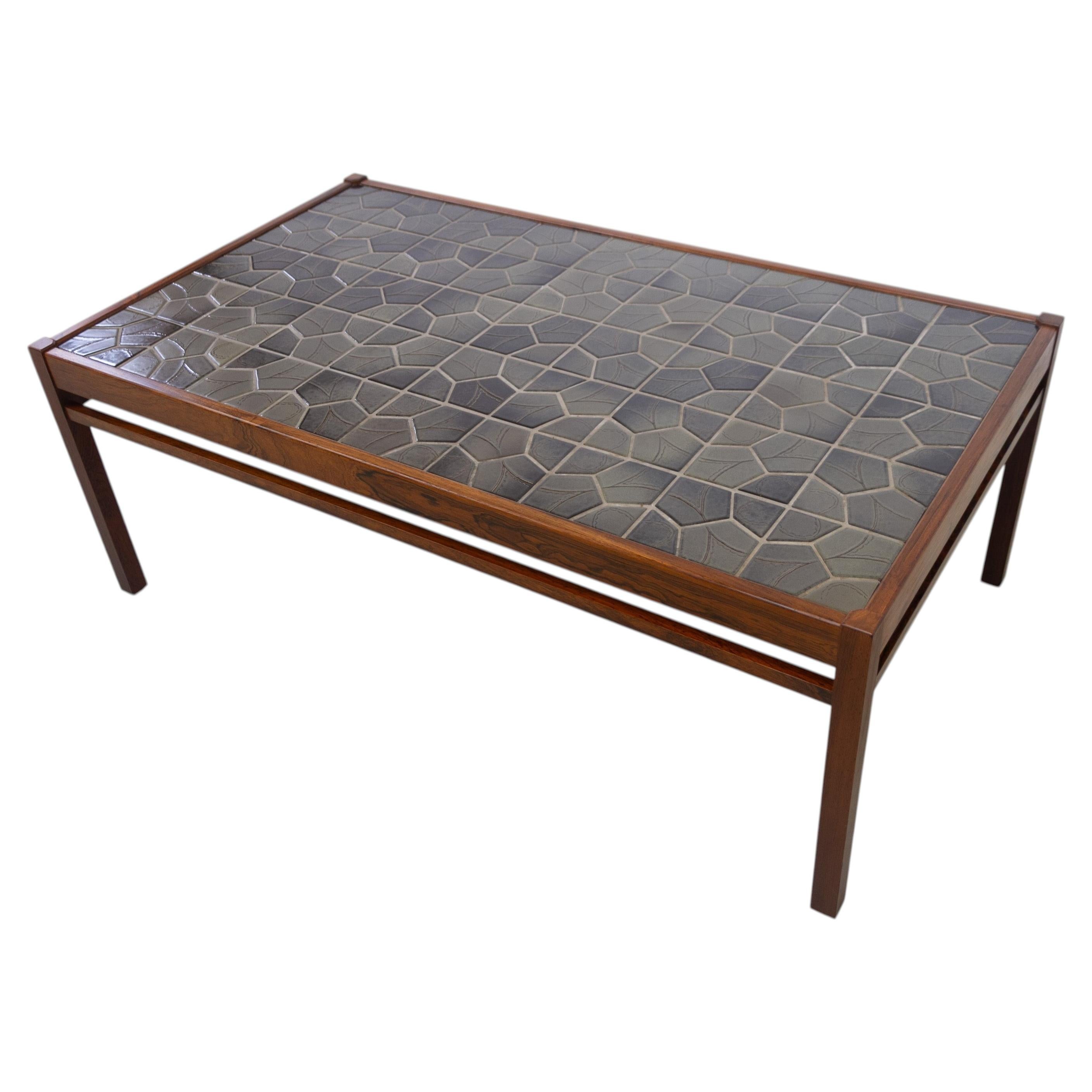 Mesa de centro danesa de mediados de siglo, de palisandro y con tablero de azulejos, década de 1960