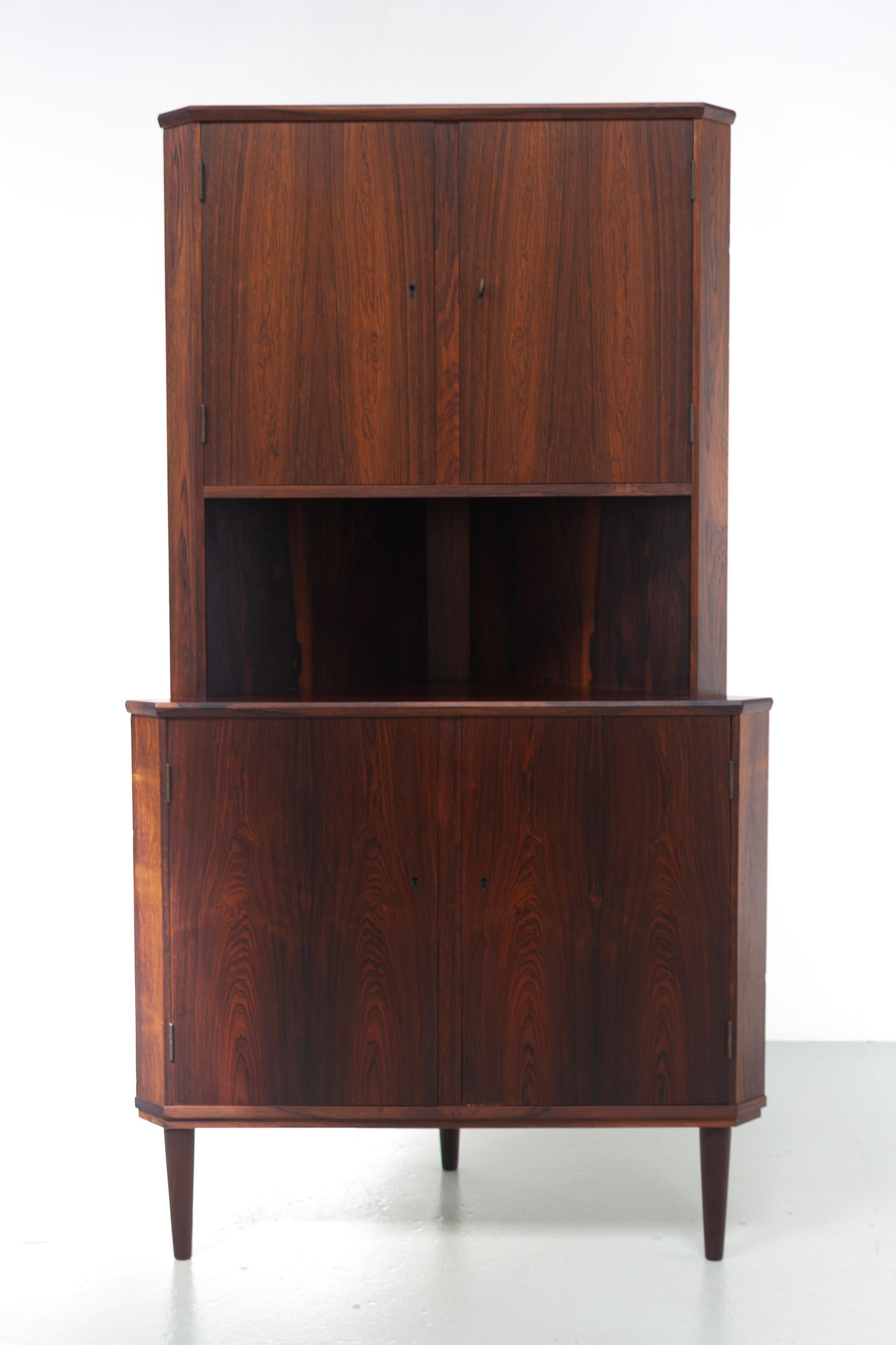 Mobile angolare danese di metà secolo in palissandro, anni '60.

Bellissimo mobile angolare in stile Mid-Century Modern scandinavo con due armadi e uno scaffale aperto. Quattro porte a battente con serratura, la chiave è inclusa. All'interno ci sono