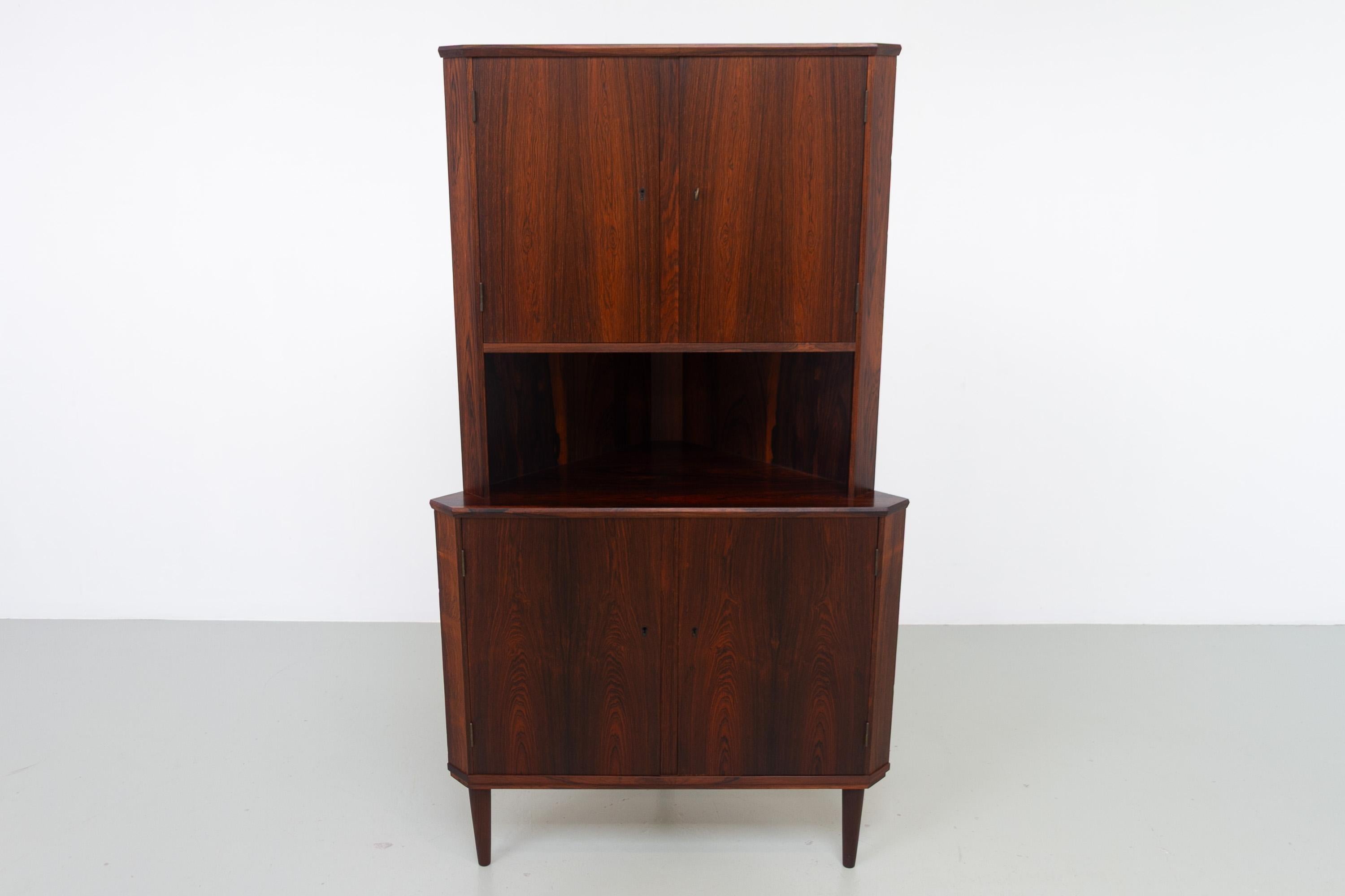 Danish Mid-Century Rosewood Corner Cabinet, 1960s. In condizioni buone in vendita a Asaa, DK