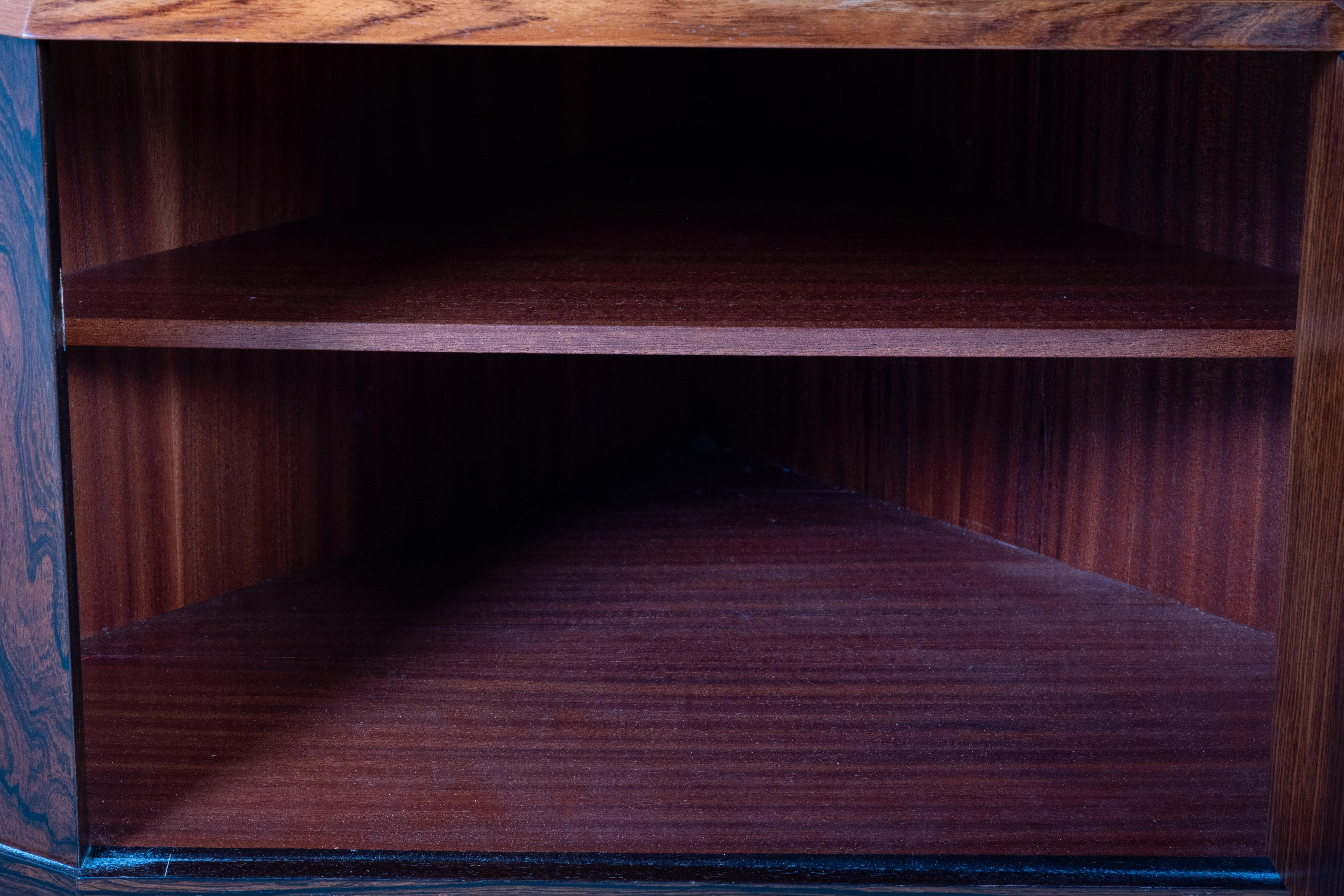 Metà XX secolo Mobile angolare / mobile bar danese in palissandro della metà del secolo scorso, anni '60 in vendita