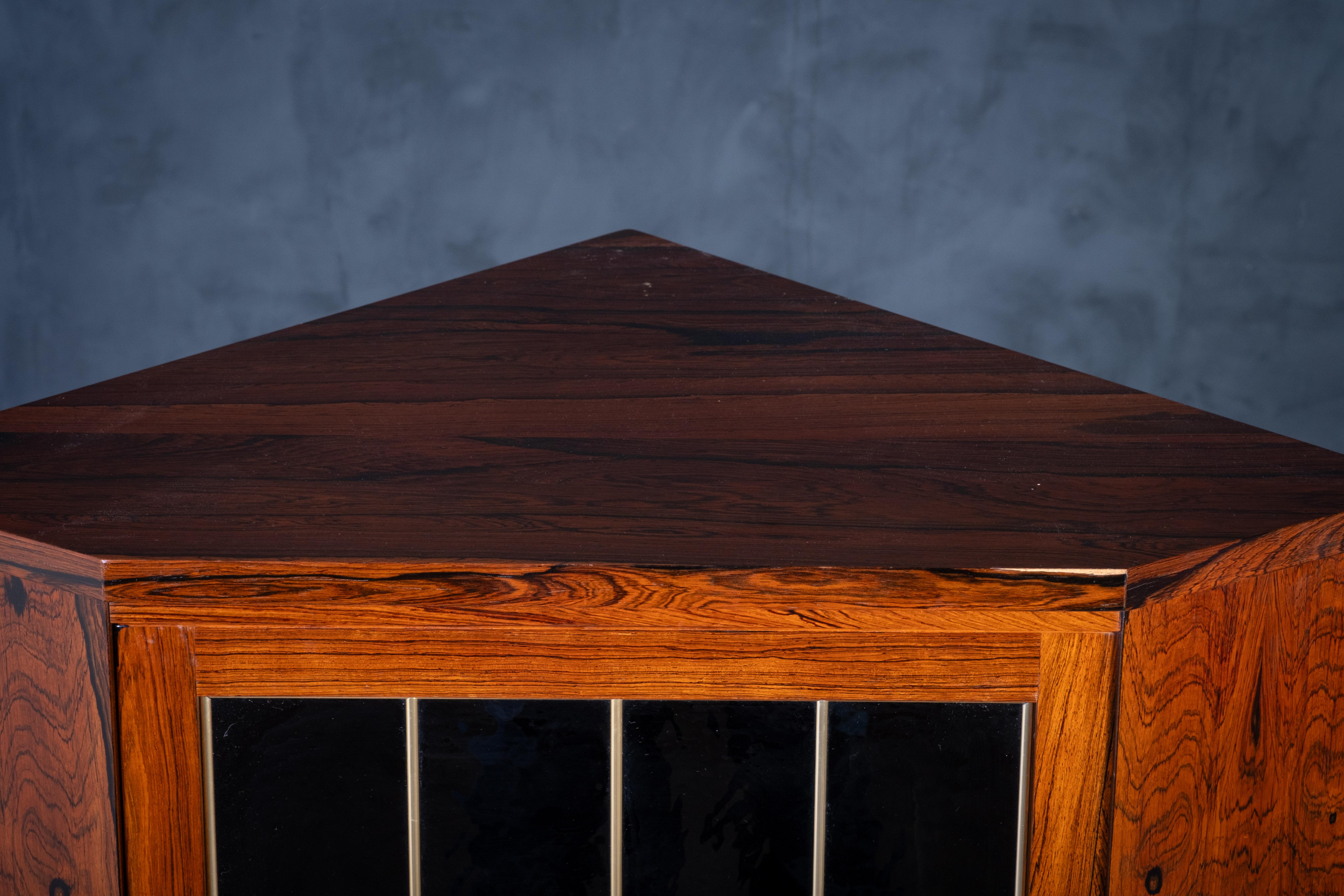 Mobile angolare / mobile bar danese in palissandro della metà del secolo scorso, anni '60 in vendita 1