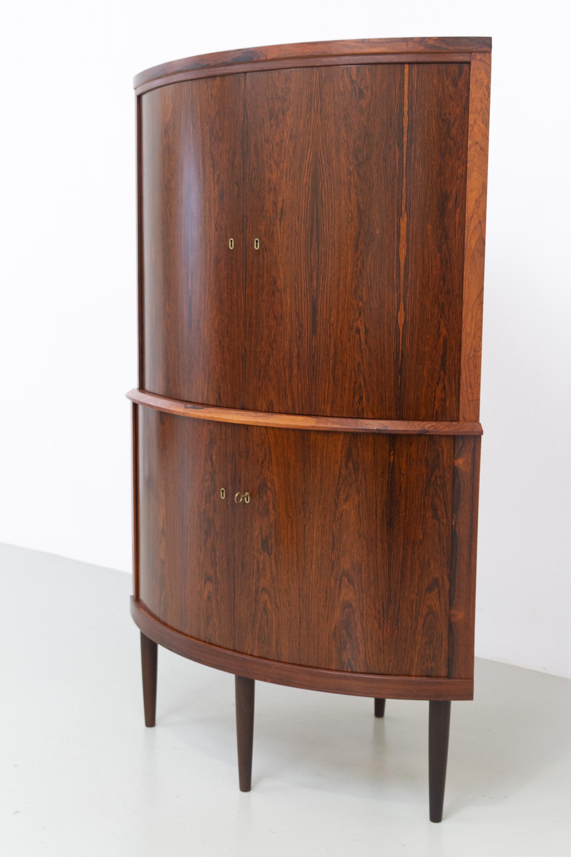 Mid-Century Modern Meuble d'angle danois en palissandre du milieu du siècle avec façade incurvée, années 1960. en vente