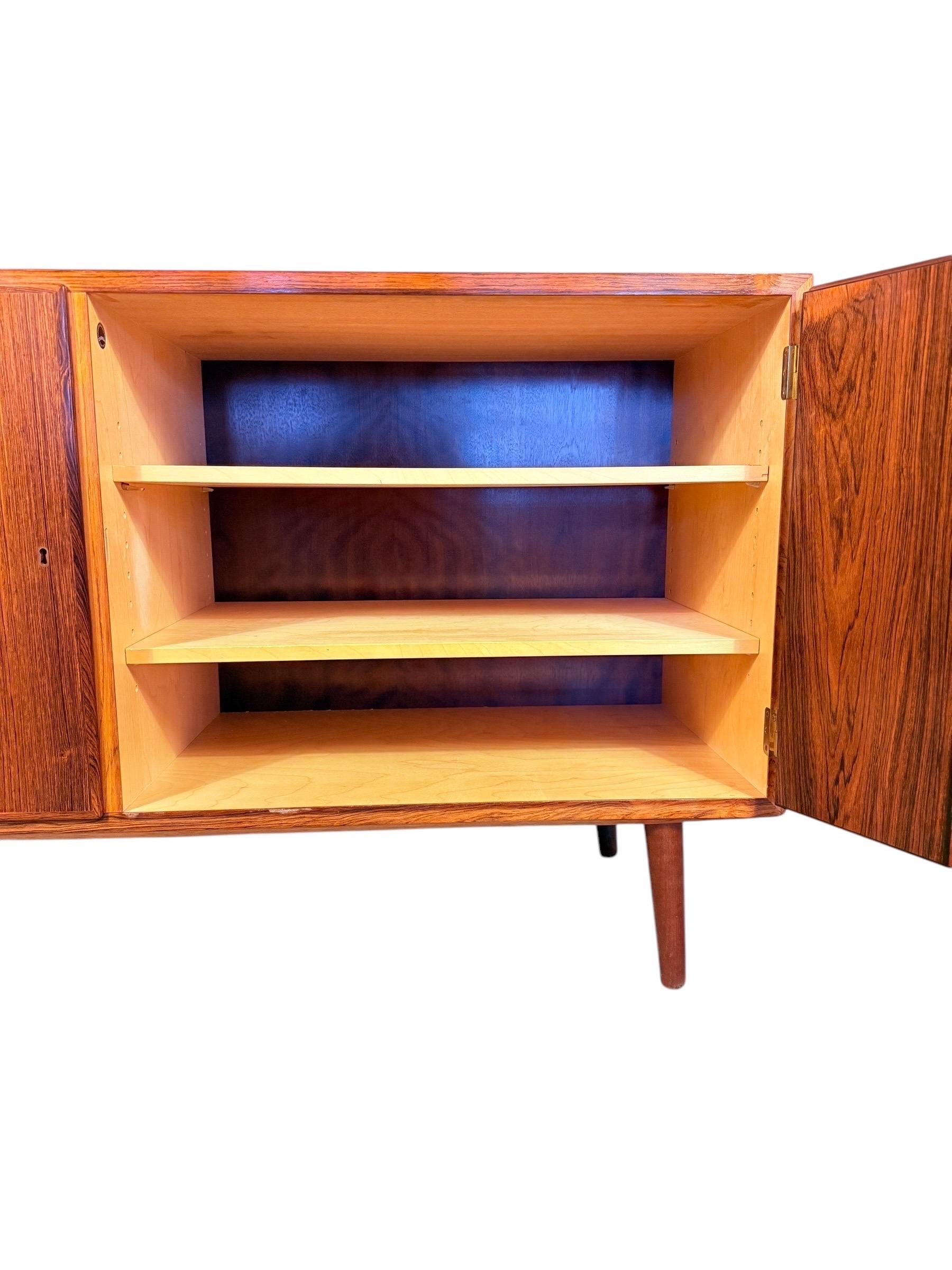 Credenza danese in legno di palissandro della metà del secolo scorso di Carlo Jensen per Hundevad & Co. in vendita 3