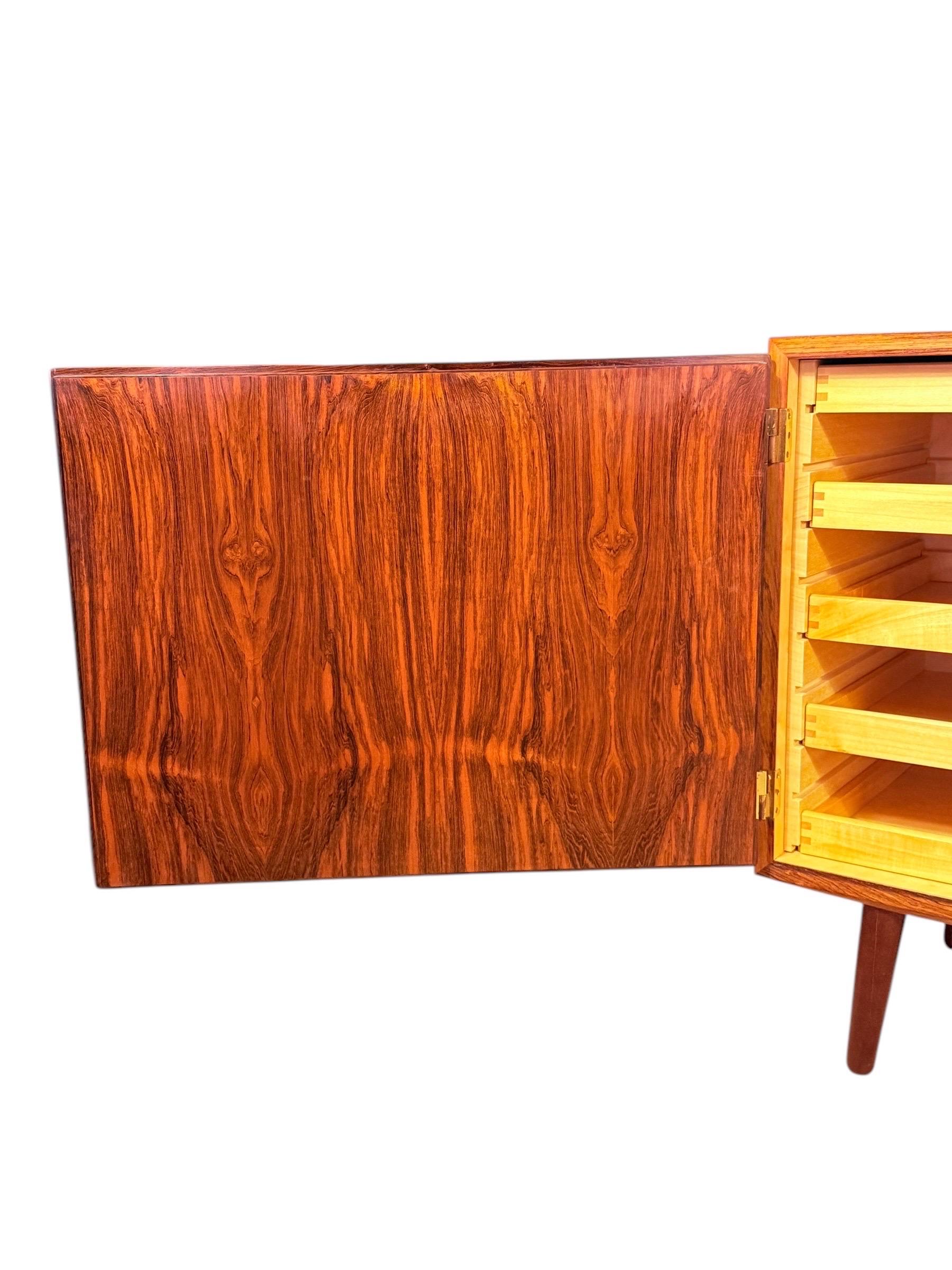 Credenza danese in legno di palissandro della metà del secolo scorso di Carlo Jensen per Hundevad & Co. in vendita 4