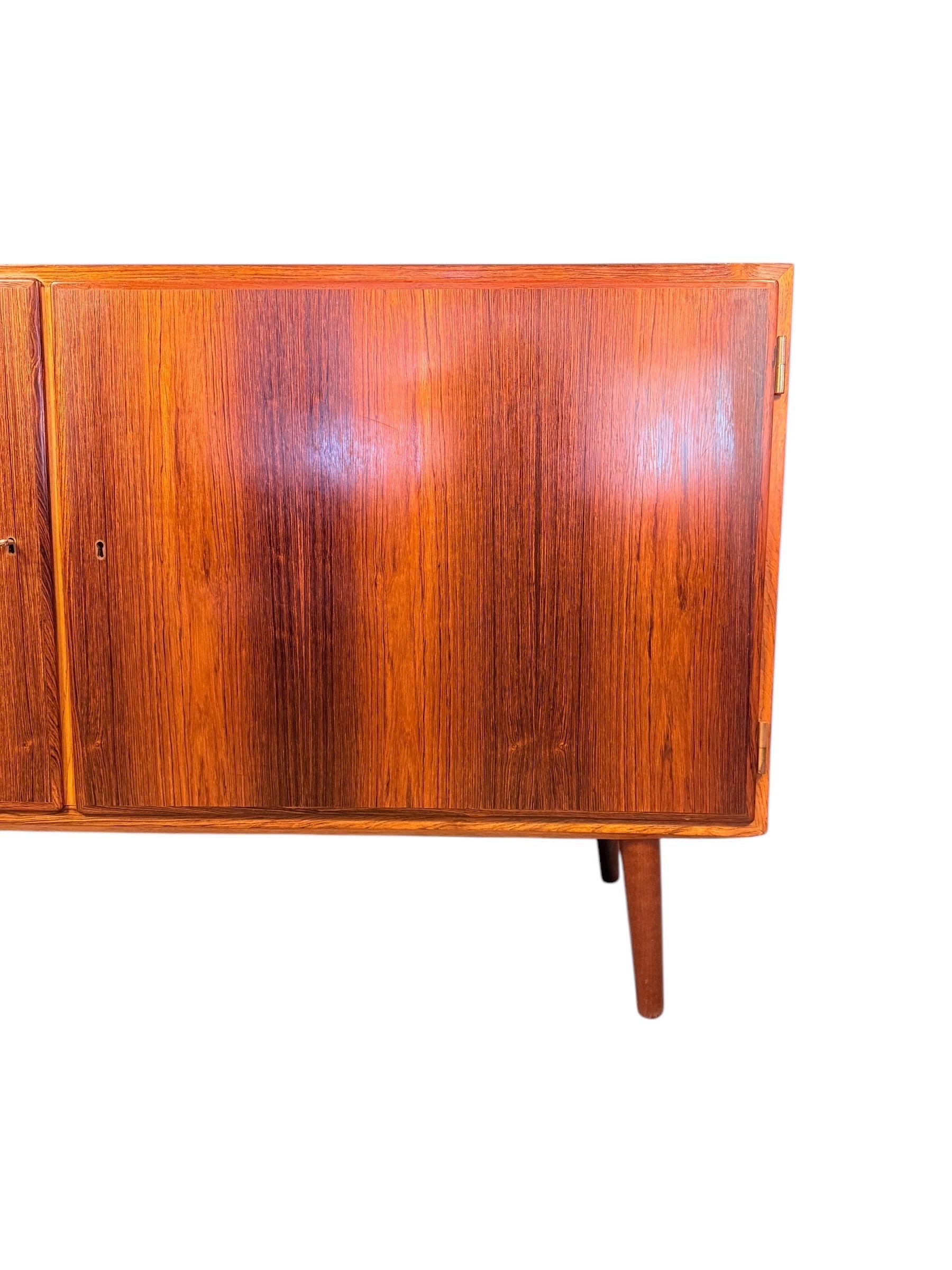 Mid-Century moderno Credenza danese in legno di palissandro della metà del secolo scorso di Carlo Jensen per Hundevad & Co. in vendita