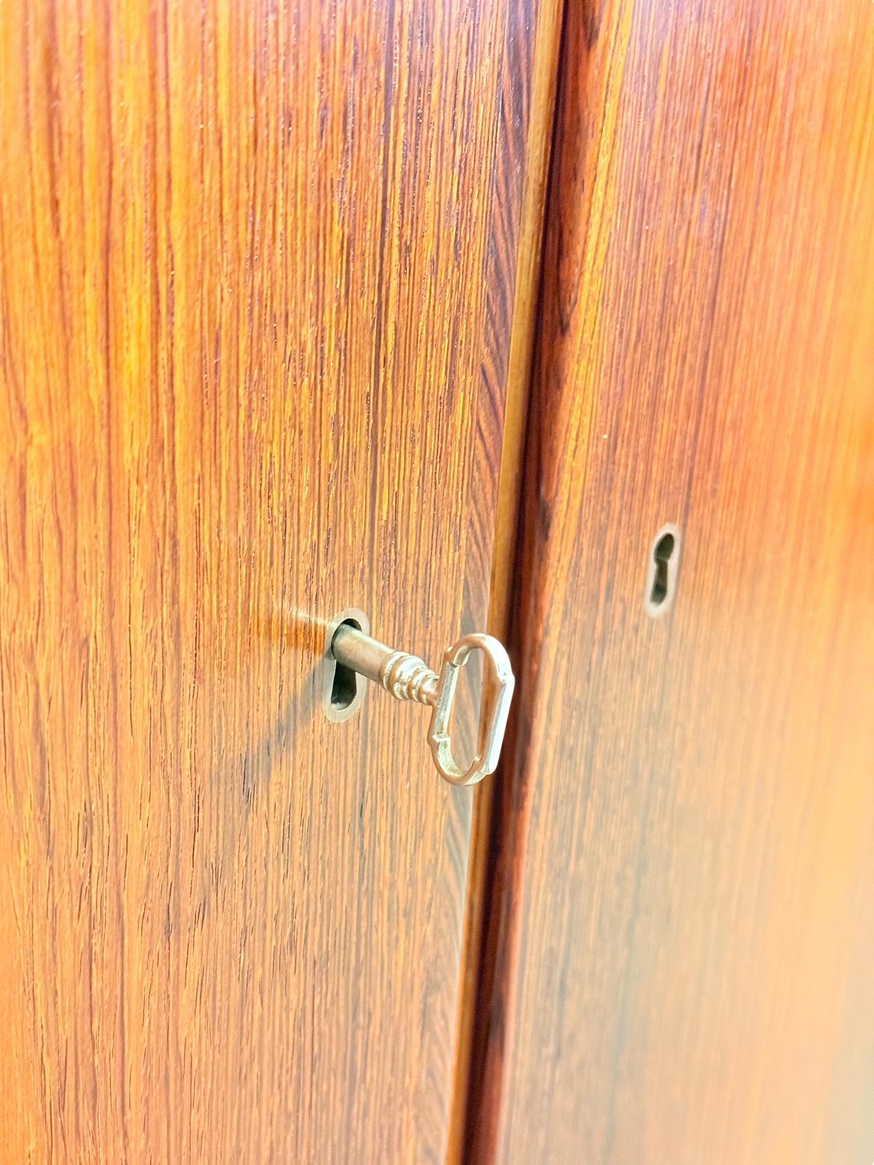 Danese Credenza danese in legno di palissandro della metà del secolo scorso di Carlo Jensen per Hundevad & Co. in vendita