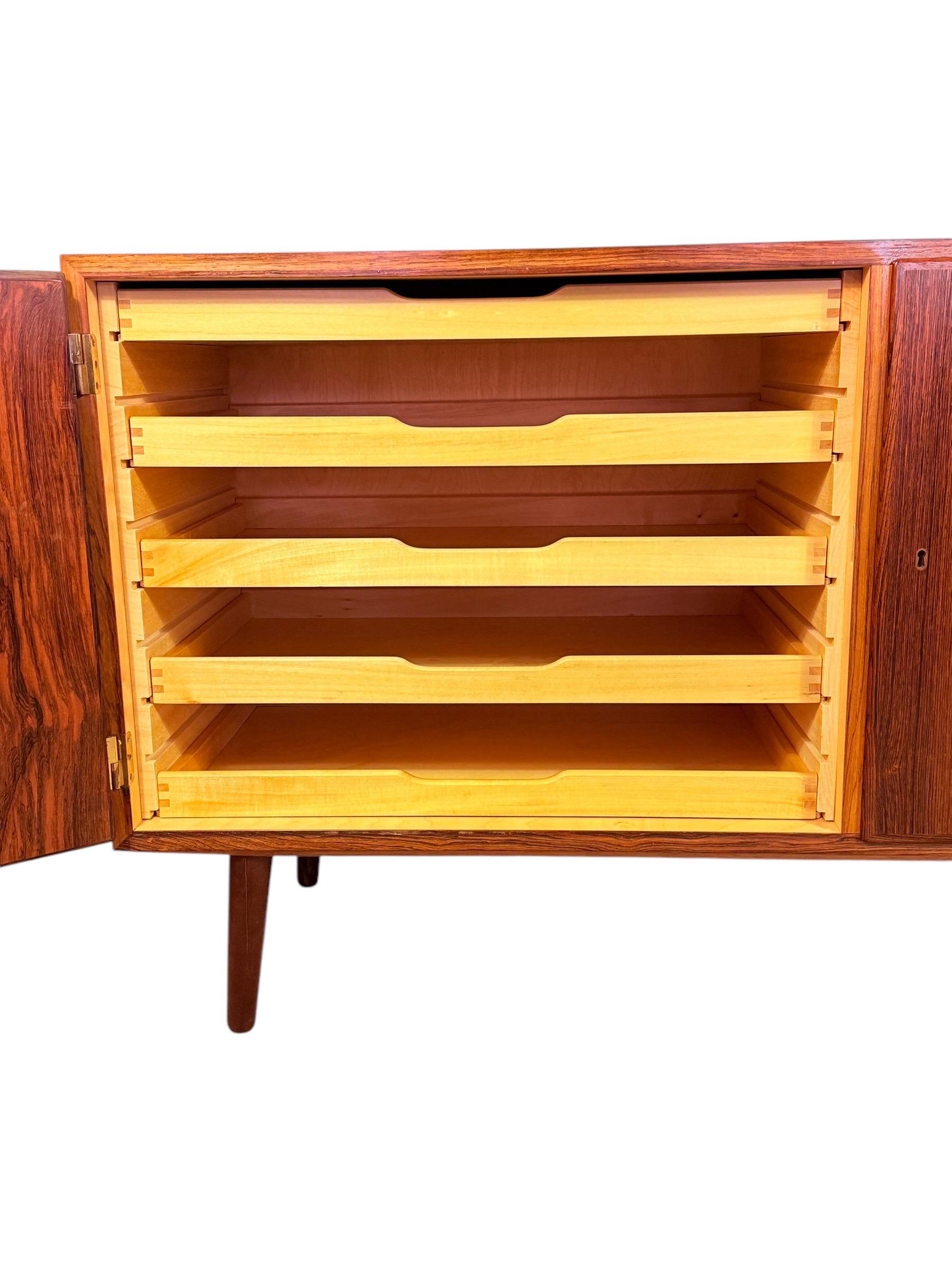 Credenza danese in legno di palissandro della metà del secolo scorso di Carlo Jensen per Hundevad & Co. In condizioni buone in vendita a Brooklyn, NY