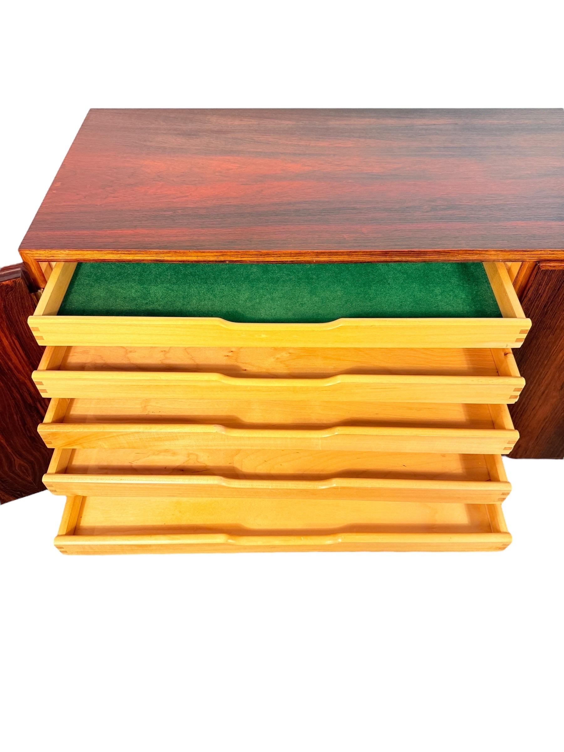 XX secolo Credenza danese in legno di palissandro della metà del secolo scorso di Carlo Jensen per Hundevad & Co. in vendita