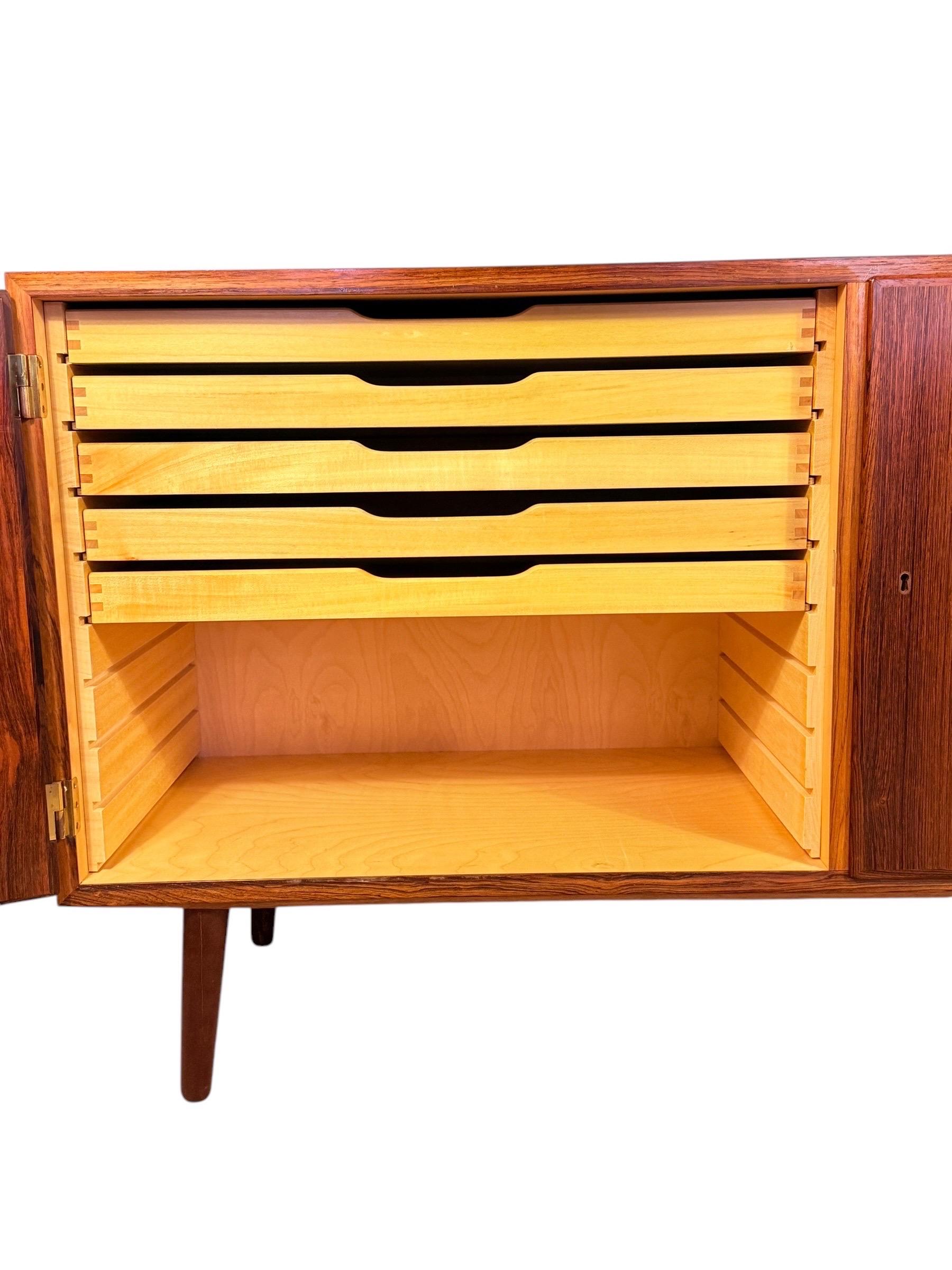 Palissandro Credenza danese in legno di palissandro della metà del secolo scorso di Carlo Jensen per Hundevad & Co. in vendita
