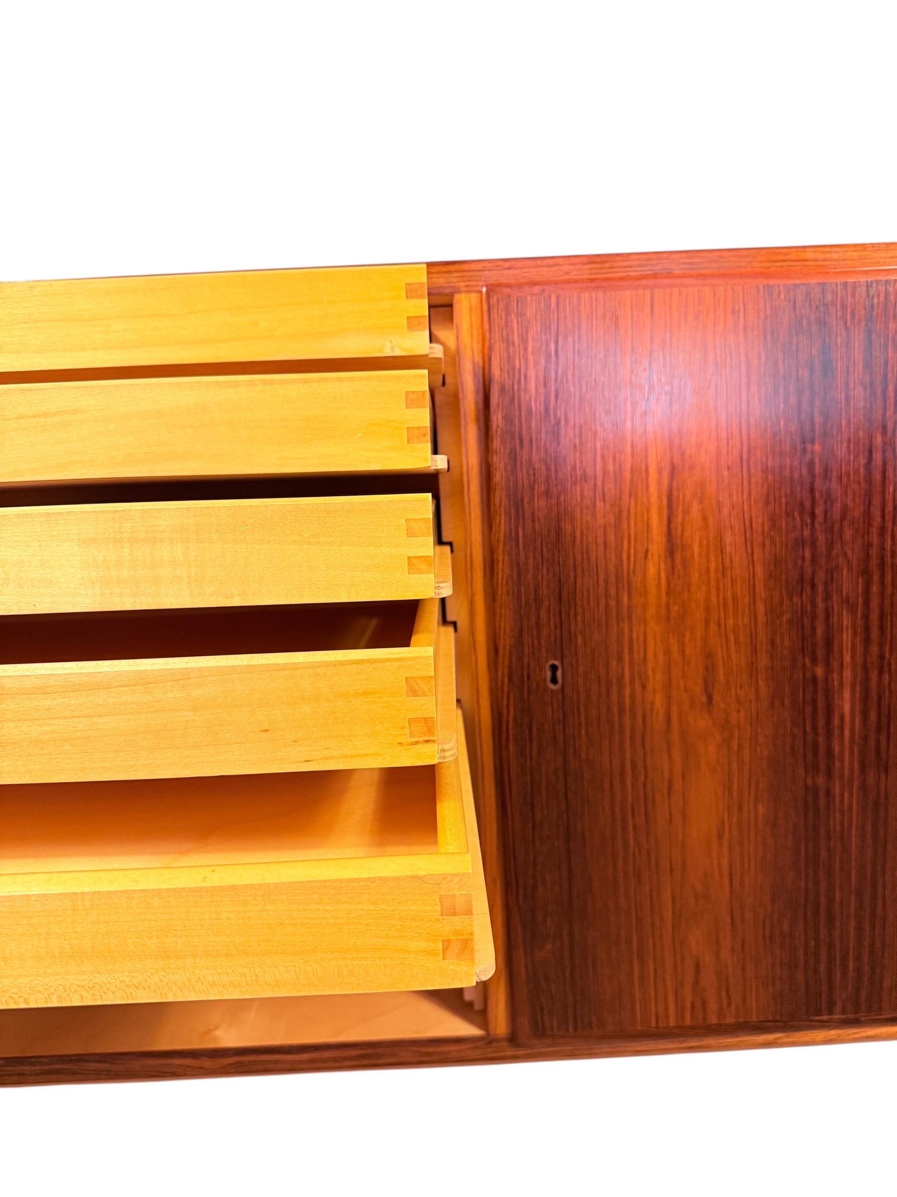 Credenza danese in legno di palissandro della metà del secolo scorso di Carlo Jensen per Hundevad & Co. in vendita 1