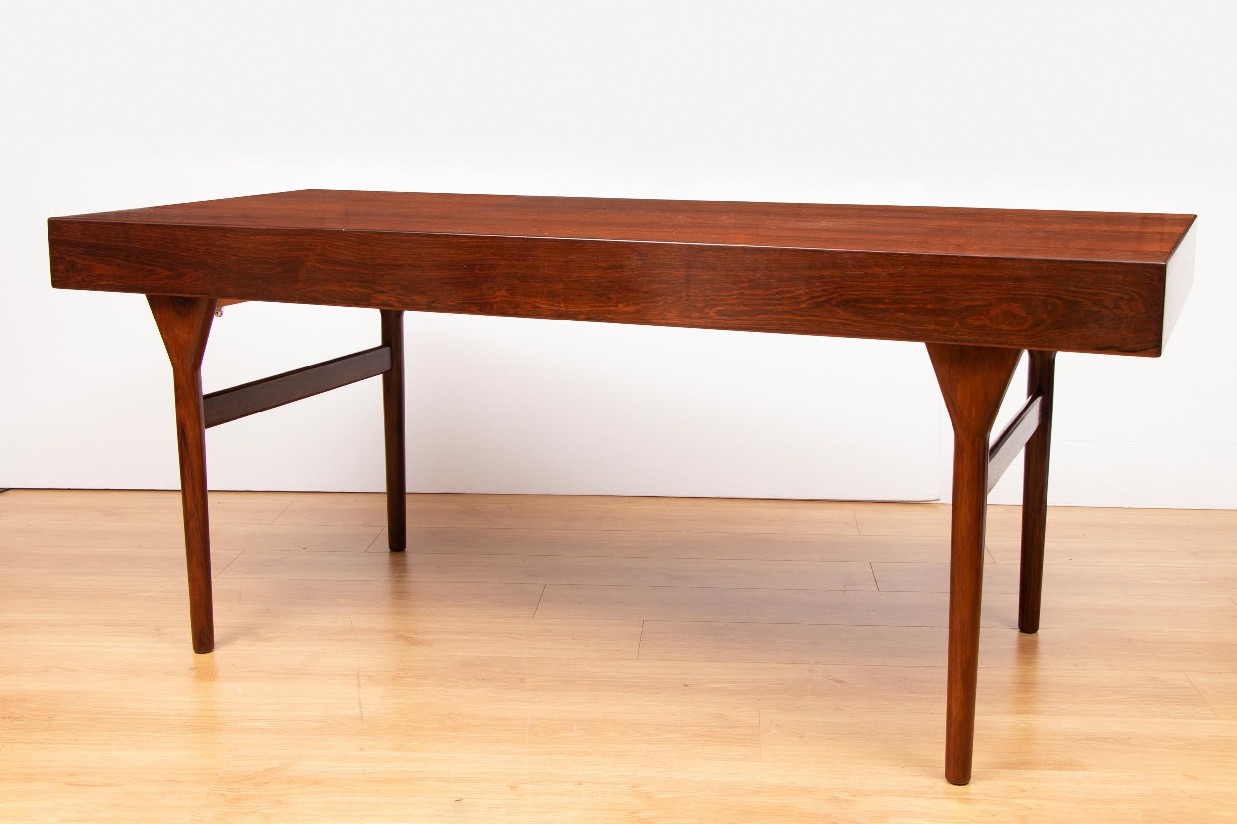 Very elegant Nanna Ditzel rosewood desk designed in the 1960s and manufactured by Soren Willadsen Mobelfabrik in Denmark. Rare timeless piece with four drawers standing on slender legs.
Rarer four drawer model number 93-4.