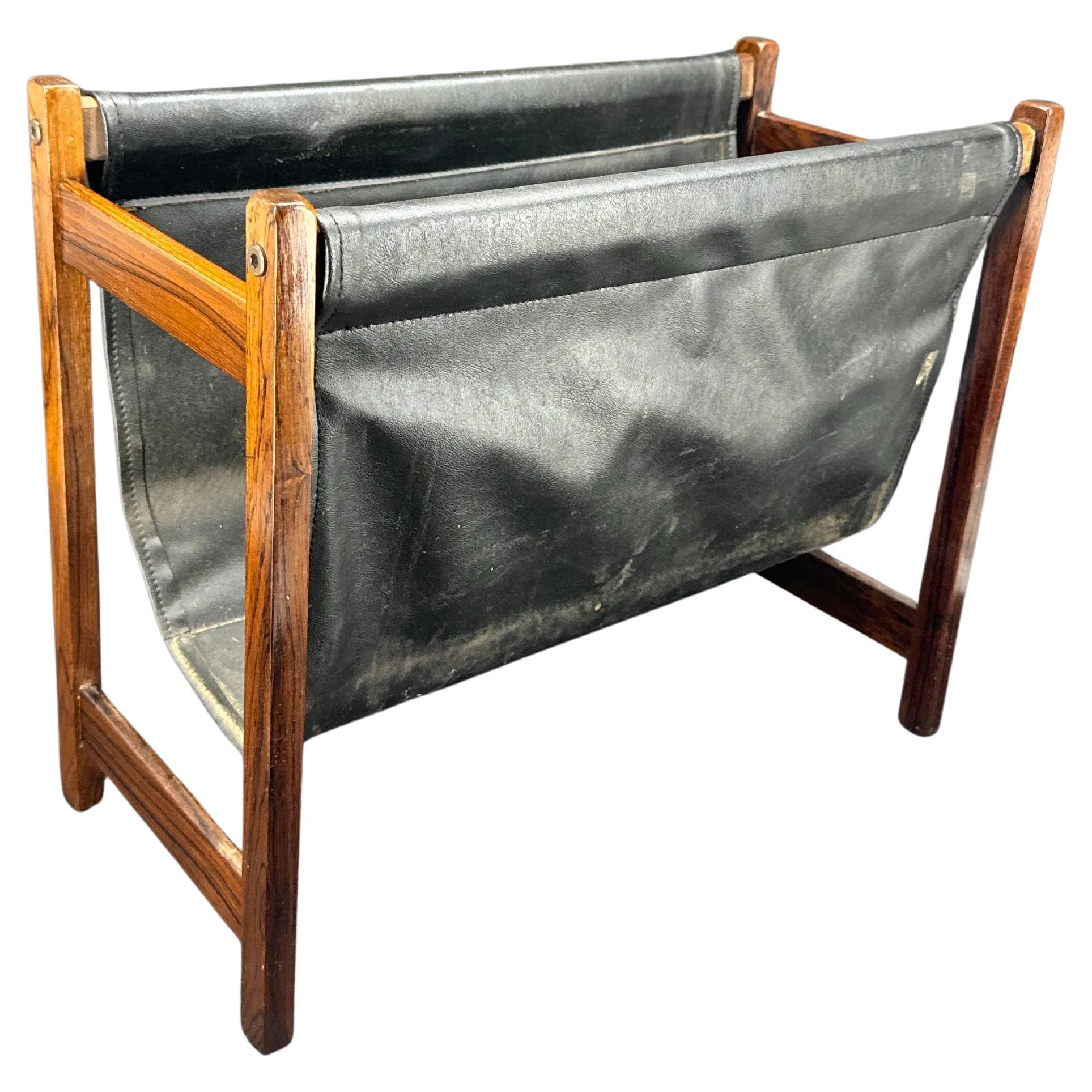 Portariviste danese Mid-Century Modern in palissandro con finta pelle vinilica nera. Il design elegante rende questo pezzo una scelta decorativa meravigliosa in qualsiasi ambiente domestico formale o informale.
