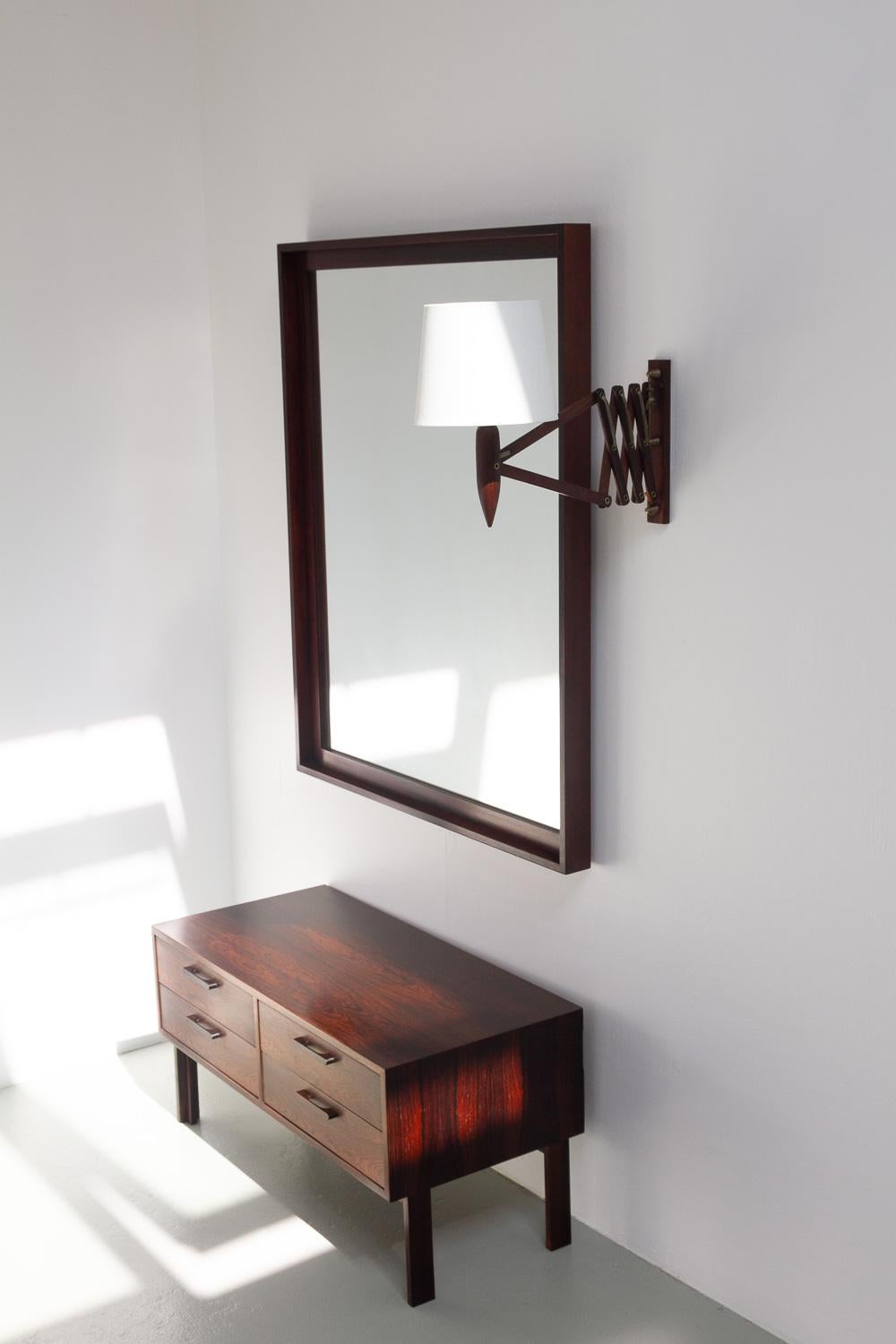 Lampada da parete a forbice in palissandro danese del Mid-Century, anni '60.

Bellissima lampada da parete con braccio flessibile, realizzata in Danimarca negli anni '60.
Questa iconica lampada Mid-Century Modern ha un braccio che si estende fino a