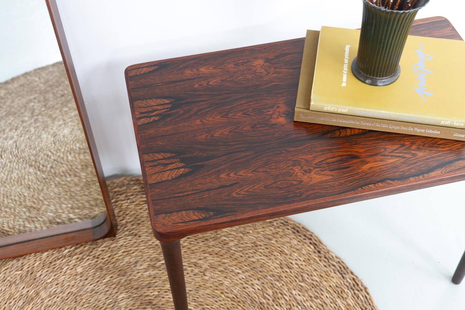 Mesa auxiliar danesa de palisandro de mediados de siglo, años 60. Palo de rosa en venta