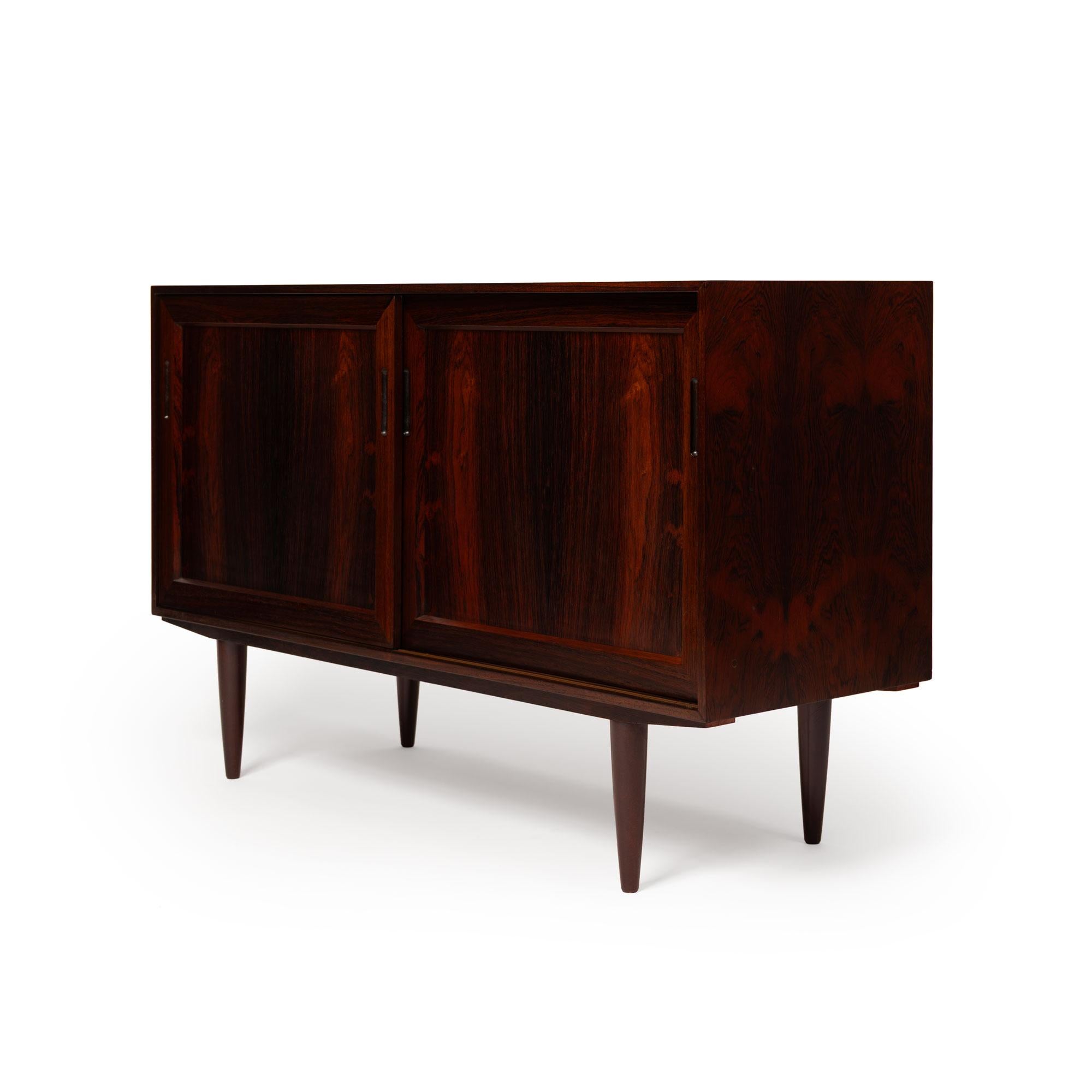 Crédence danoise à deux portes en palissandre du milieu du siècle 1960 Bon état - En vente à Emeryville, CA