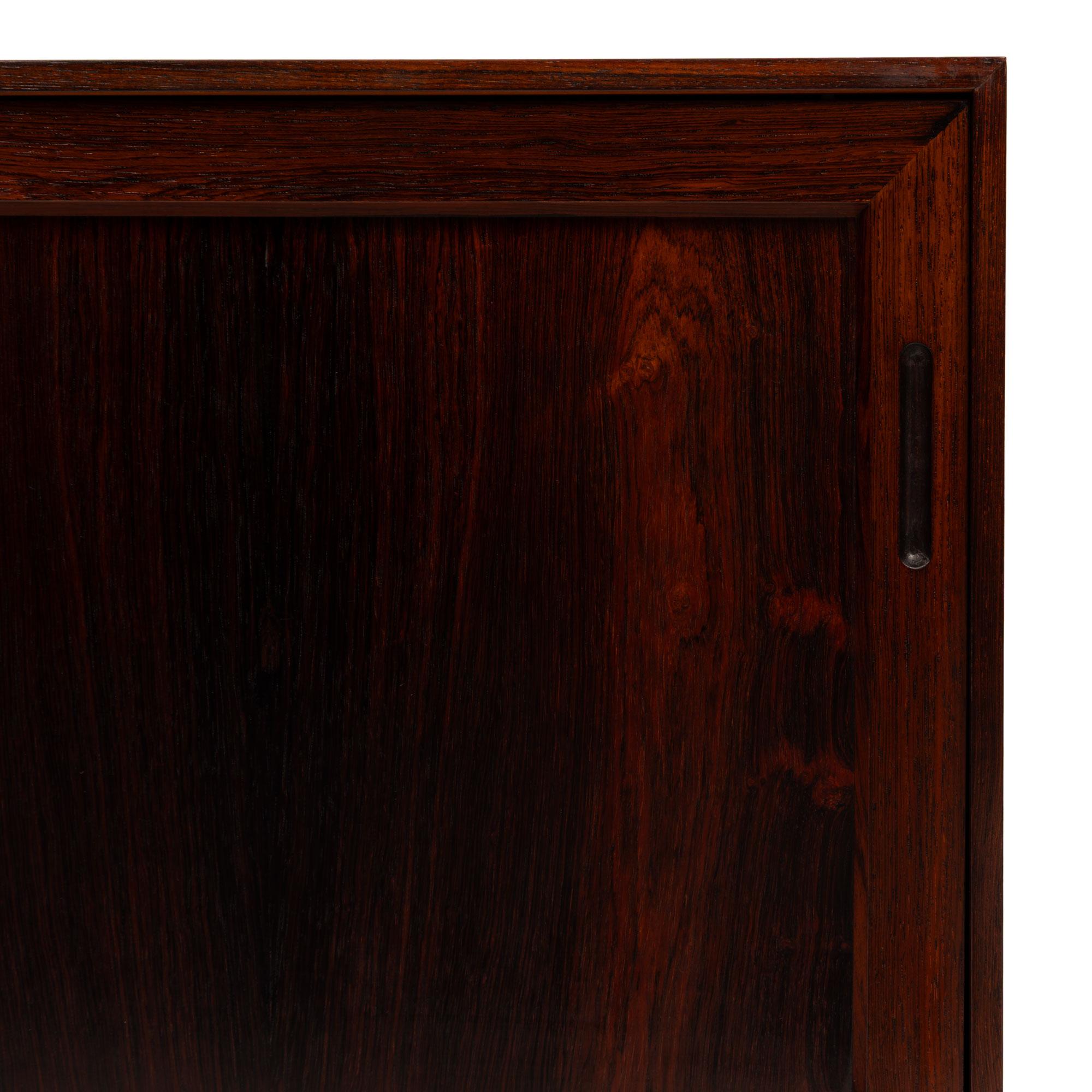Bois de rose Crédence danoise à deux portes en palissandre du milieu du siècle 1960 en vente