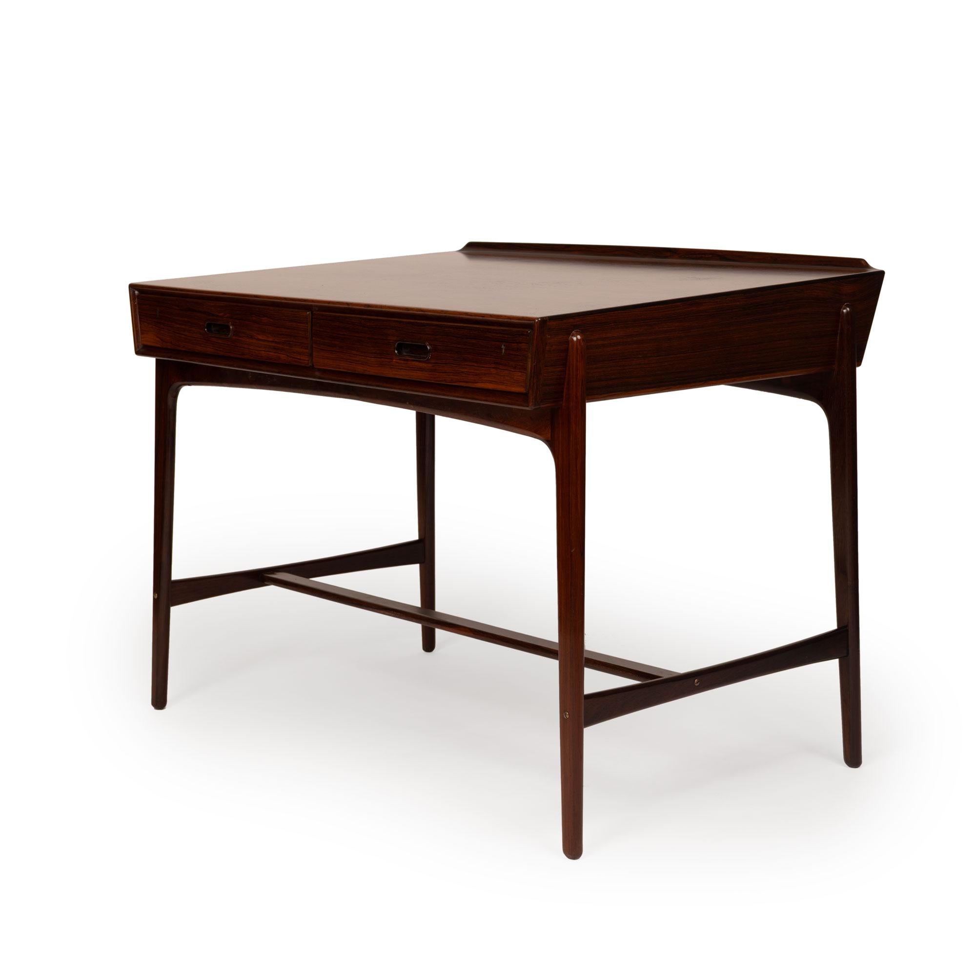 Svend Aage Madsen fue un reputado diseñador de muebles danés conocido por sus elegantes y funcionales creaciones modernas de mediados de siglo. Activo sobre todo en los años 50 y 60, Madsen se especializó en escritorios, sillas y estanterías de