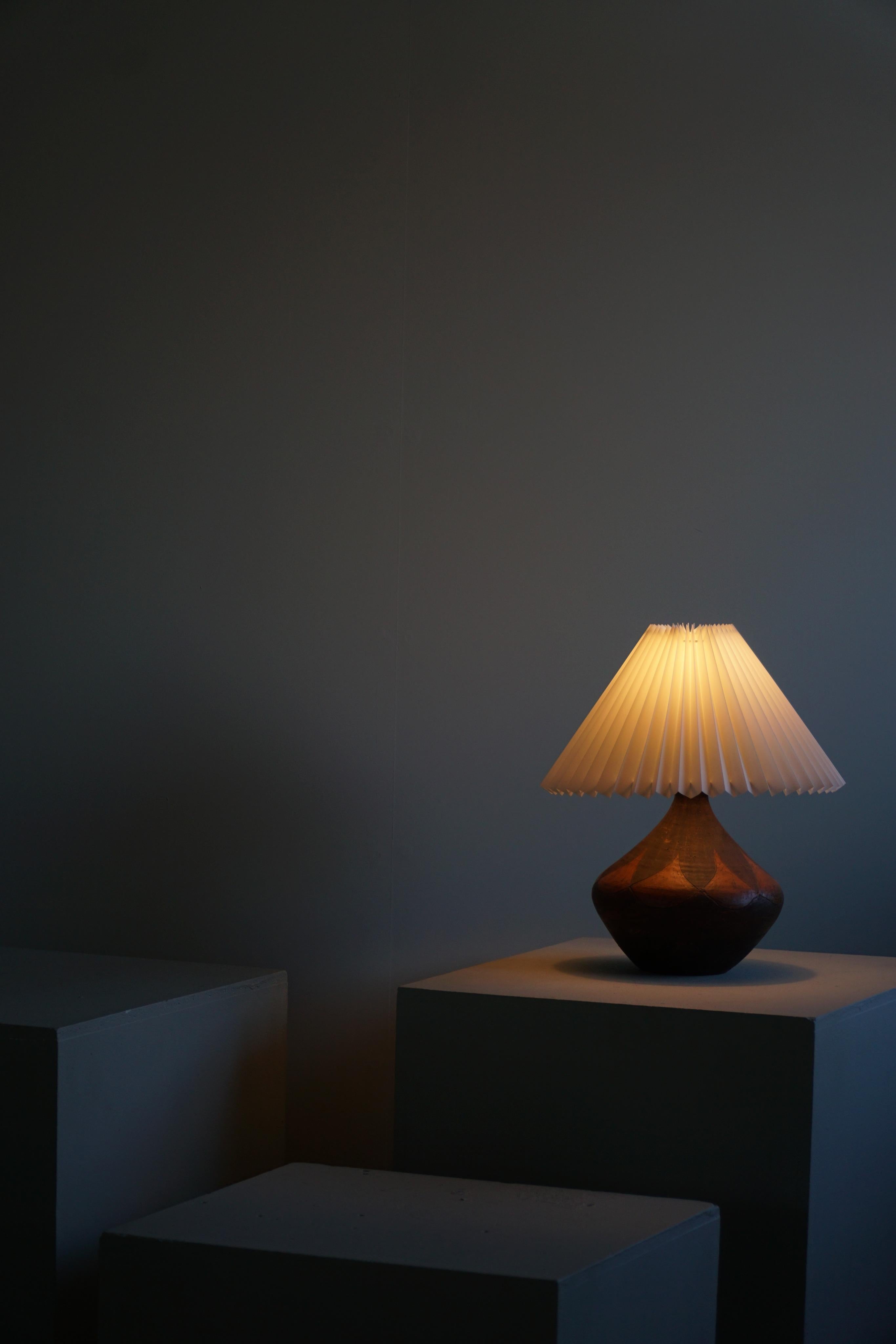 Danois Lampe de table ronde danoise en céramique du milieu du siècle, couleurs terreuses, années 1950 en vente